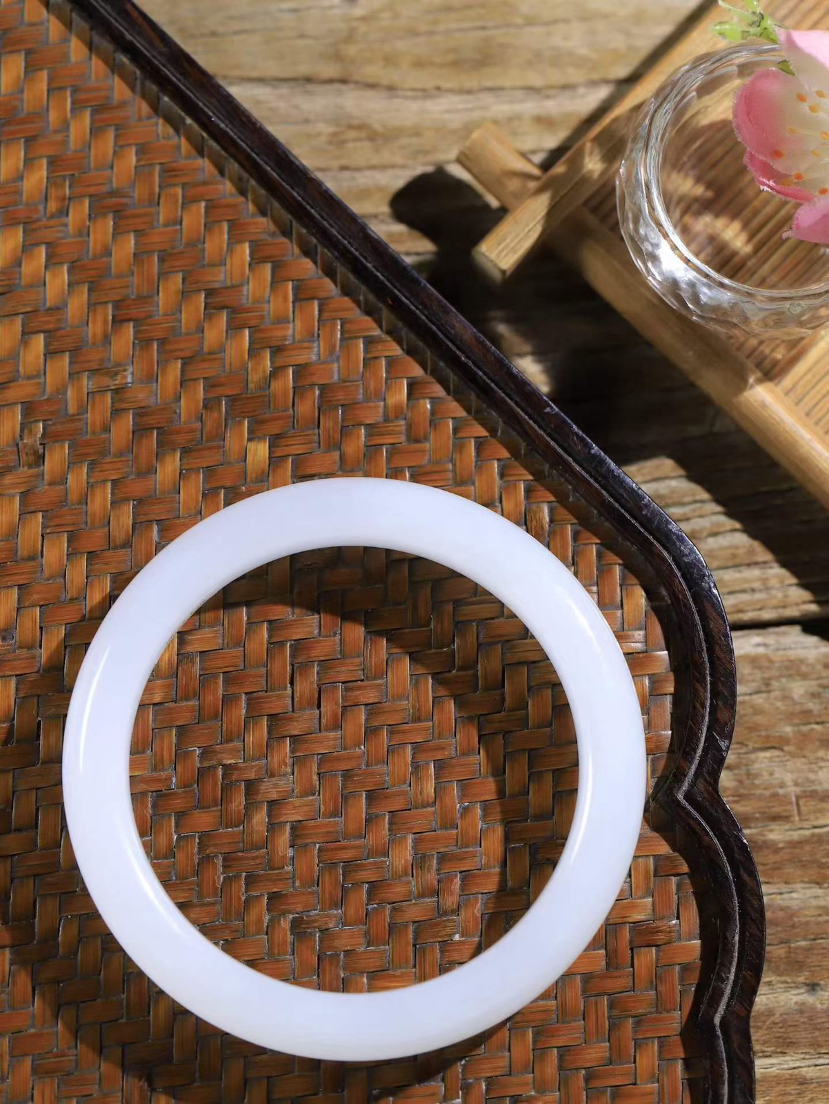 【花样年华·手镯】

精品️和田玉白玉手镯，质地油润细腻，色泽高贵典雅，镯型古朴典雅。在诗情画意的雨巷相遇，你是我腕间的一抹风情，有你眸有深情，清风荡漾湖间静水，我愿俯身低眉，在烟波涟漪处，寻你深情倩影。内径56.5mm尺寸11.7-8.4mm 重50.24克fDA-78901100