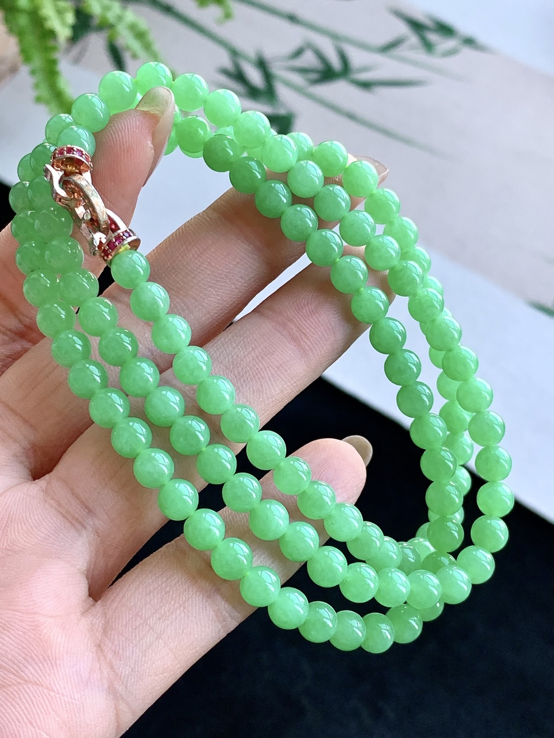 【珠子】️冰甜阳绿珠链圆珠子珠链 【说明】缅甸 性比高 【尺寸】5.5mm，32cm 【重量】35.6克