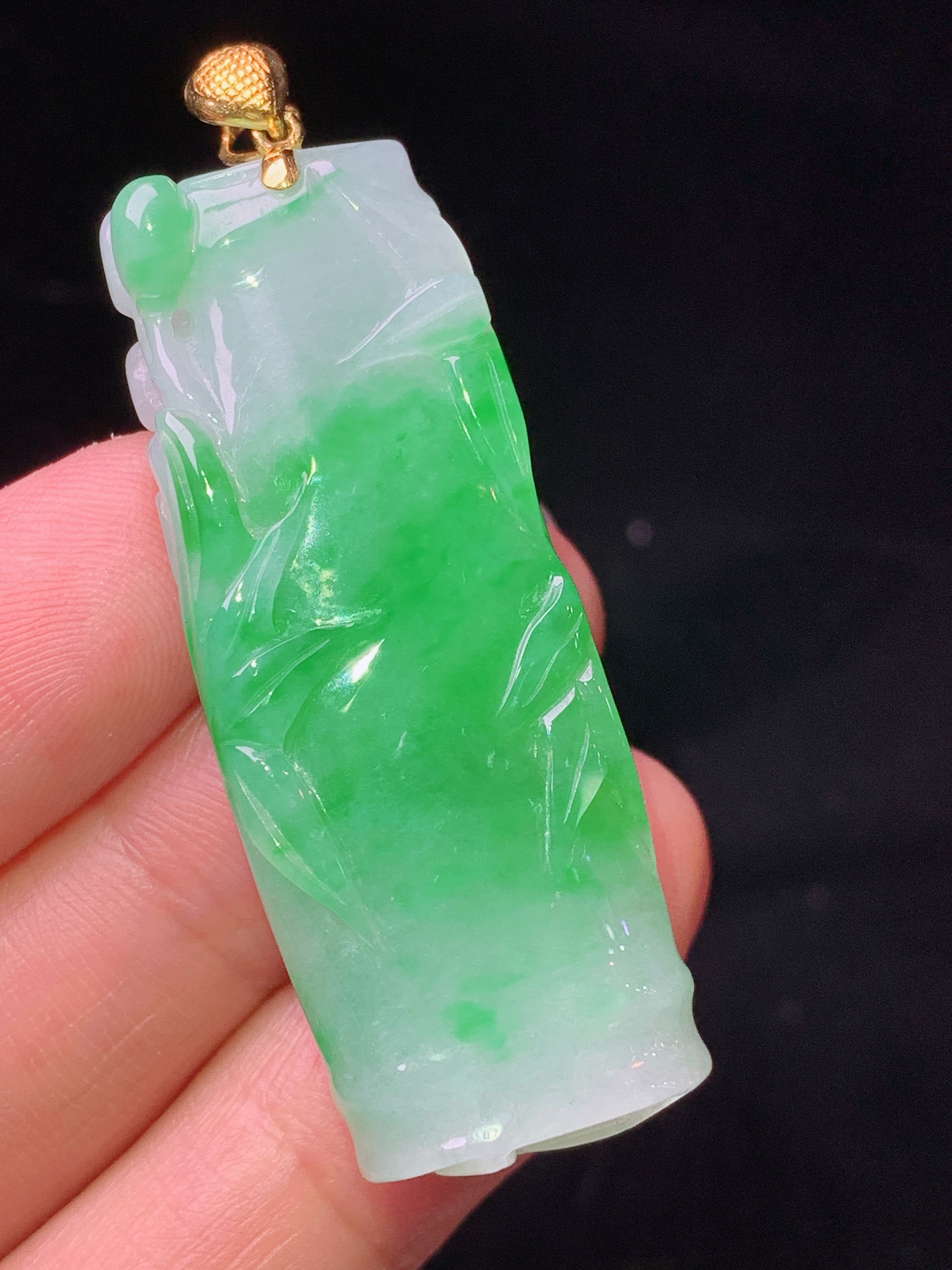 18k金镶嵌飘绿竹节吊坠 玉质细腻 色泽艳丽清新 水润亮眼 裸石尺寸44.2*17*9.5 a5