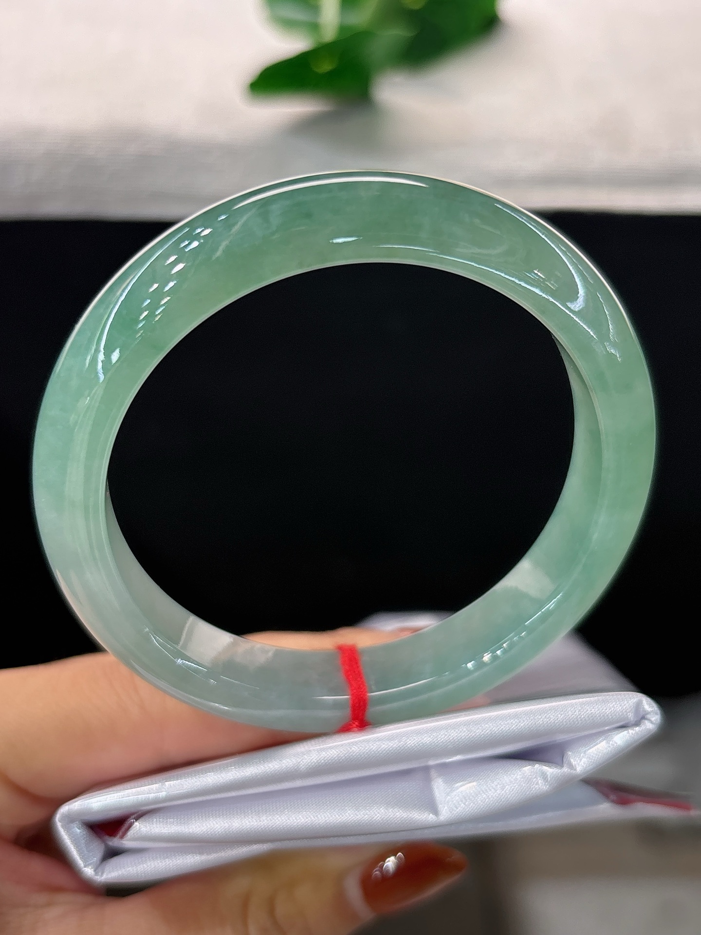 天然翡翠手镯，圈口57.3/12.1/8.3，正圈湖绿柔底，似一汪碧水凝于镯间，莹润通透，清雅淡然