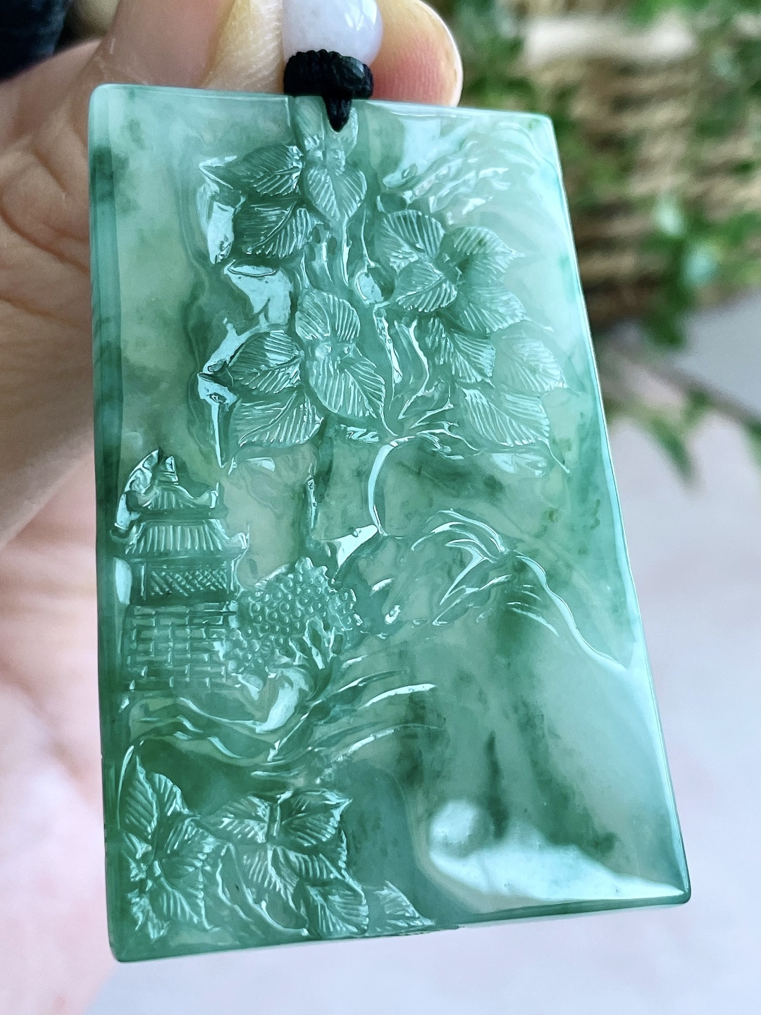 【裸石】冰种飘花花开富贵牌吊坠 【说明】缅甸 无裂 性比高 厚装老子出关 【尺寸】56.8-37.3-6.2 【重量】35.5克