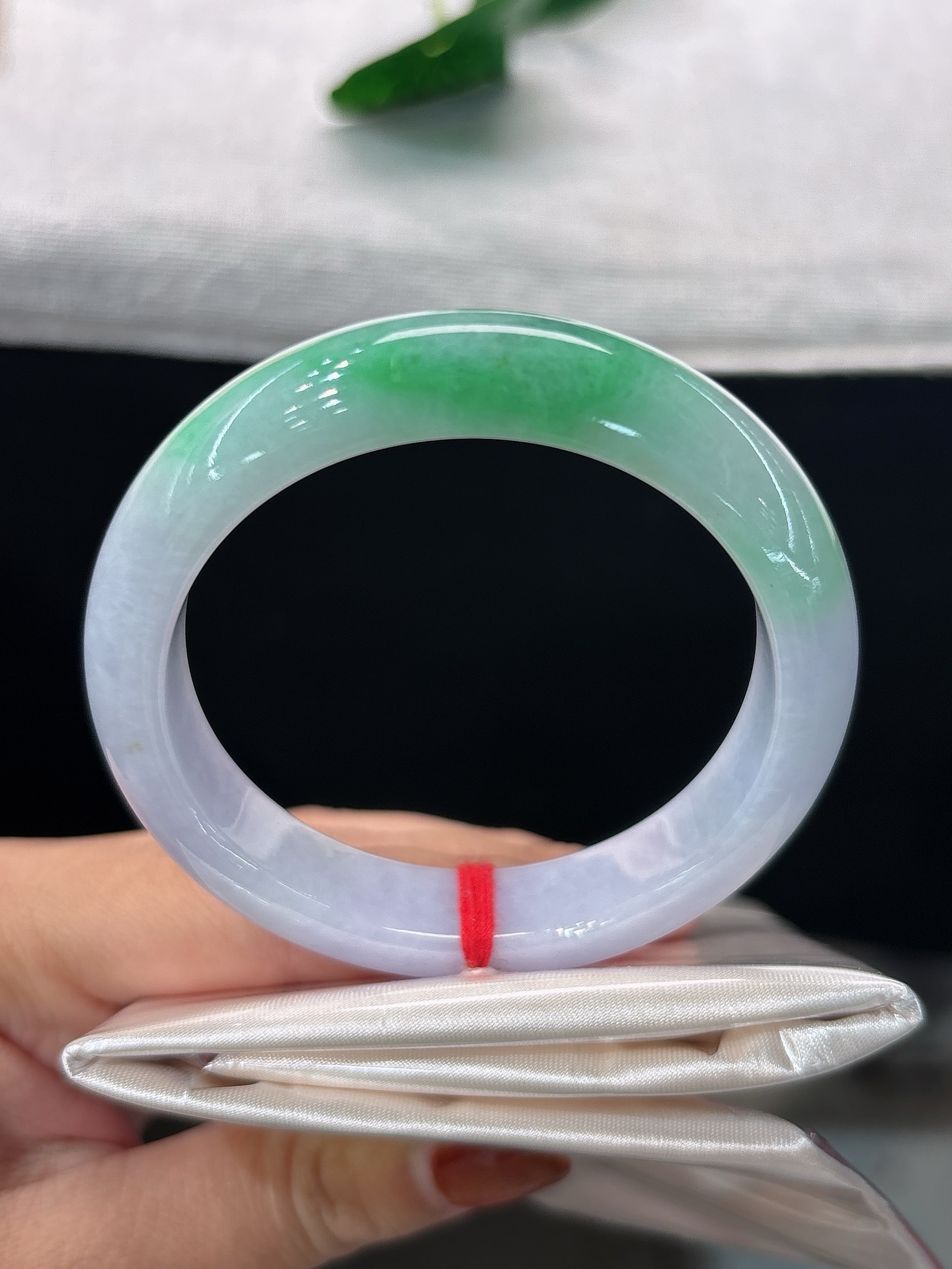 天然翡翠手镯，圈口52.6/12.1/8.8，正圈春带彩，紫底凝润，一抹翠色翩然，灵秀雅致，无裂