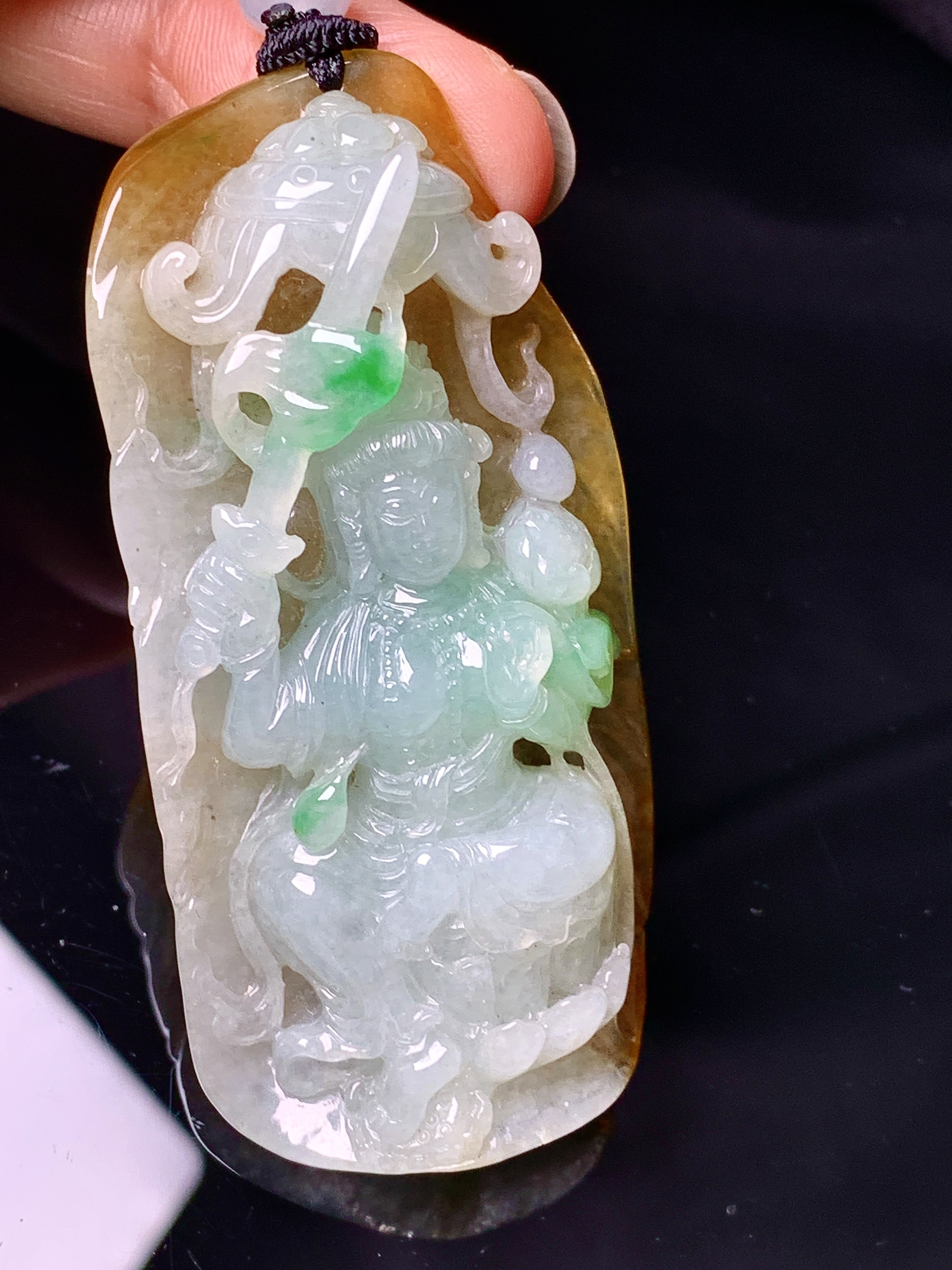 飘黄绿翡观音菩萨吊坠 玉质细腻 色泽艳丽清新 水润亮眼 整体尺寸63.2*29.8*13.6 w1