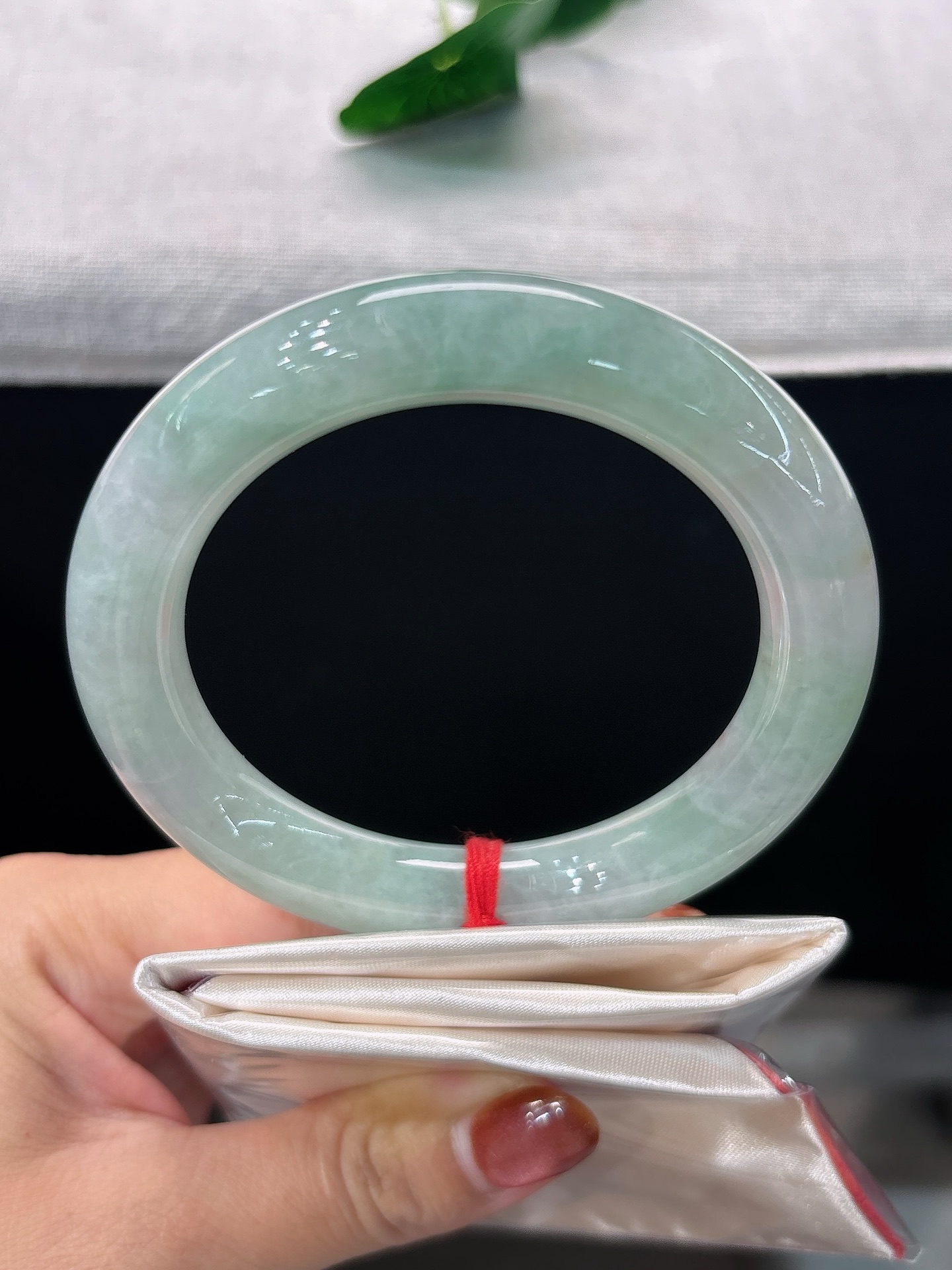 天然翡翠手镯，圈口58.9/11.4/11，圆条浅绿柔底，似山间晨雾，清润莹亮，淡雅温婉