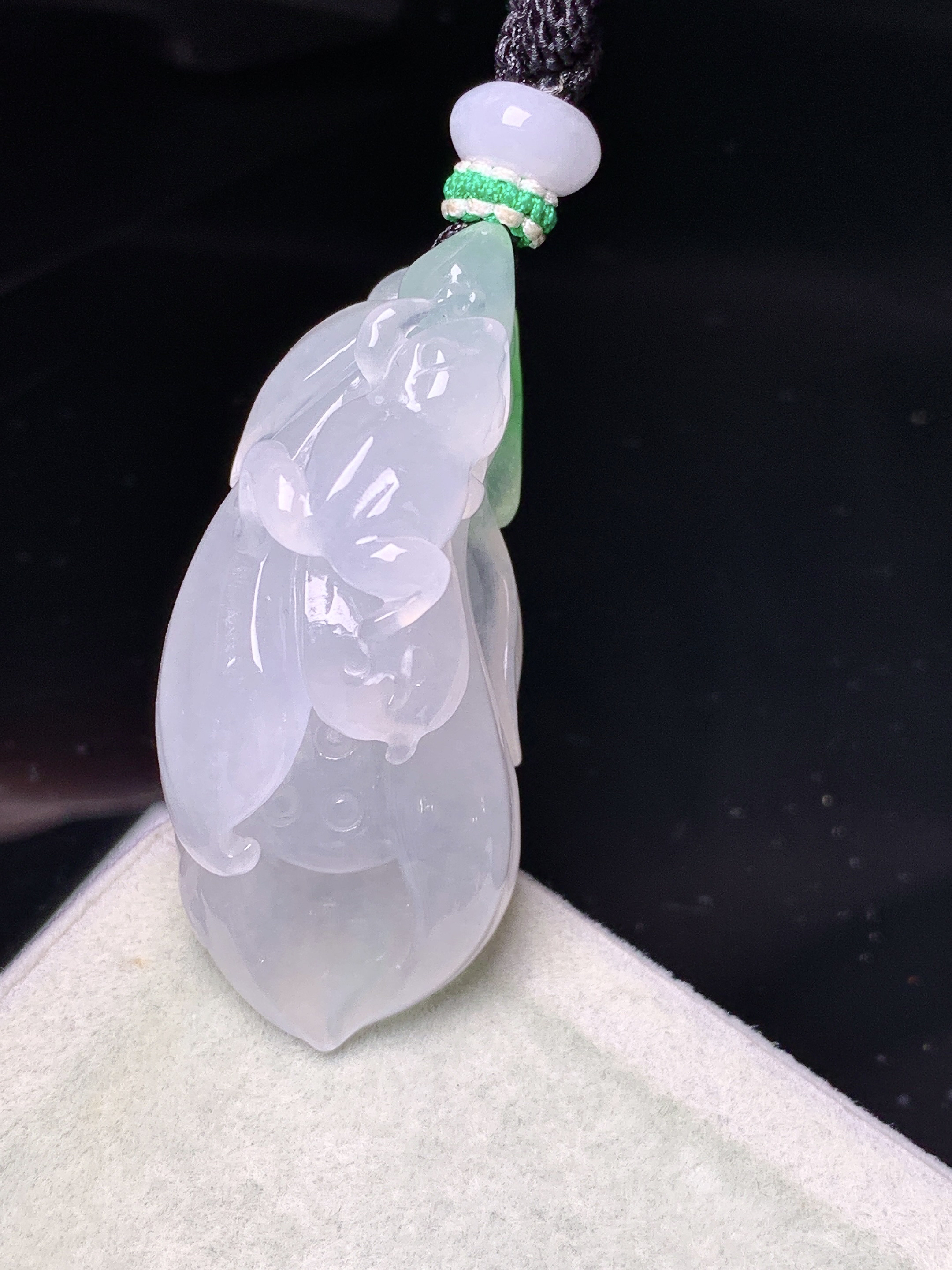 冰种兰花件吊坠 玉质细腻 色泽艳丽清新 水润亮眼 整体尺寸41.6*18.5*17.5 a5