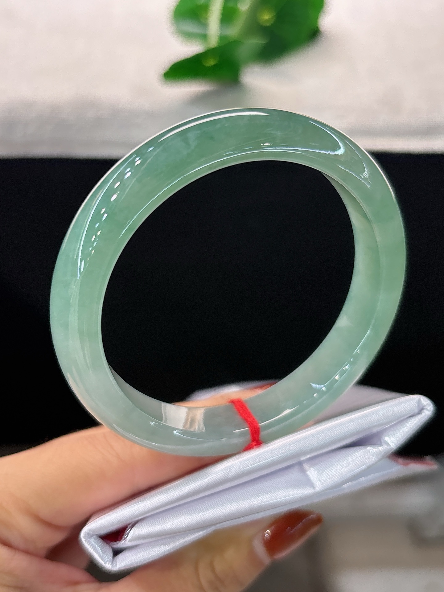 天然翡翠手镯，圈口57.3/12.1/8.3，正圈湖绿柔底，似一汪碧水凝于镯间，莹润通透，清雅淡然