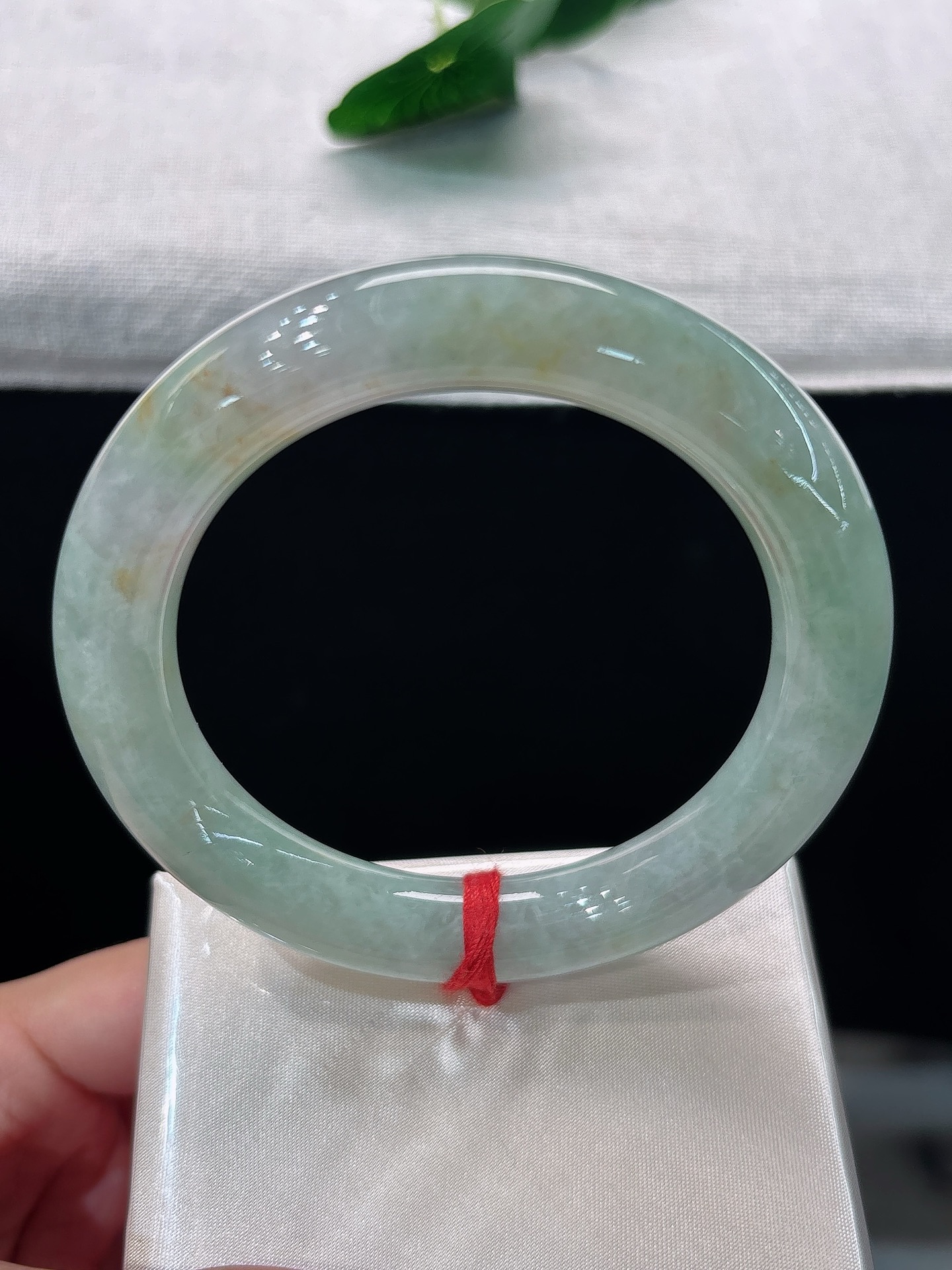 天然翡翠手镯，圈口58.9/11.4/11，圆条浅绿柔底，似山间晨雾，清润莹亮，淡雅温婉