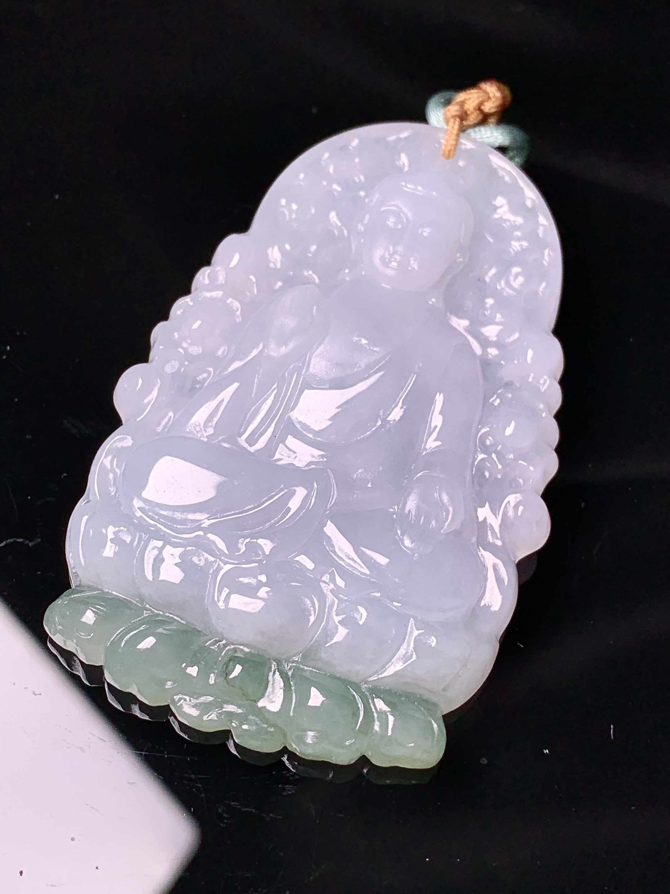飘绿观音菩萨吊坠 玉质细腻 色泽艳丽清新 水润亮眼 整体尺寸51.8*33.3*5.8 b2