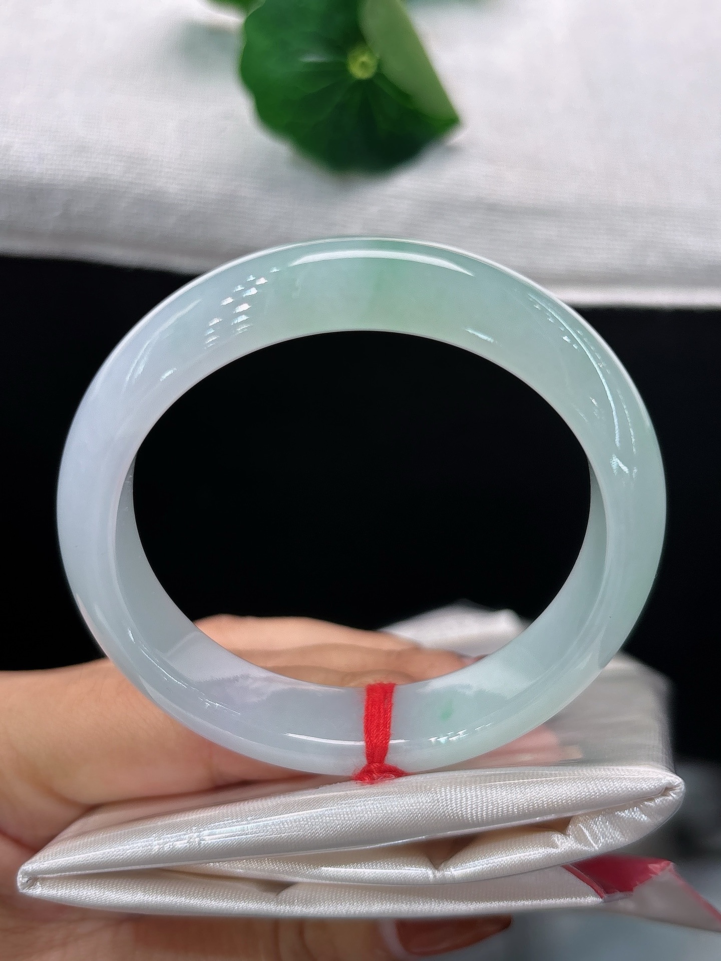 天然翡翠手镯，圈口51.5/12.2/7.4，正圈淡紫融浅绿，色泽过渡柔和，玉质莹润净透，尽显清雅温柔的气韵，无裂