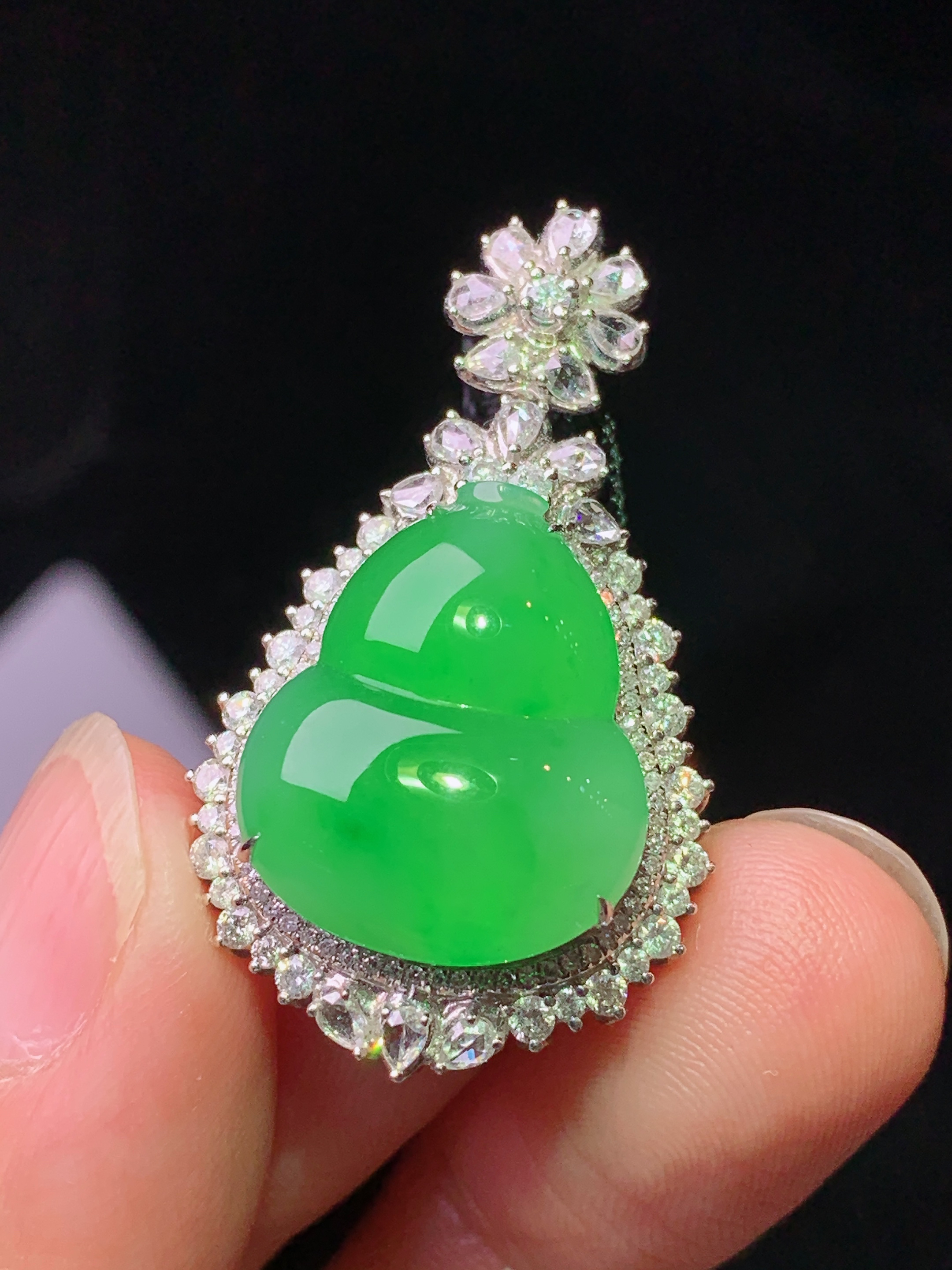 18k金钻镶嵌阳绿葫芦吊坠 玉质细腻 色泽艳丽清新 水润亮眼 整体尺寸34.8*20.2*13 e2
