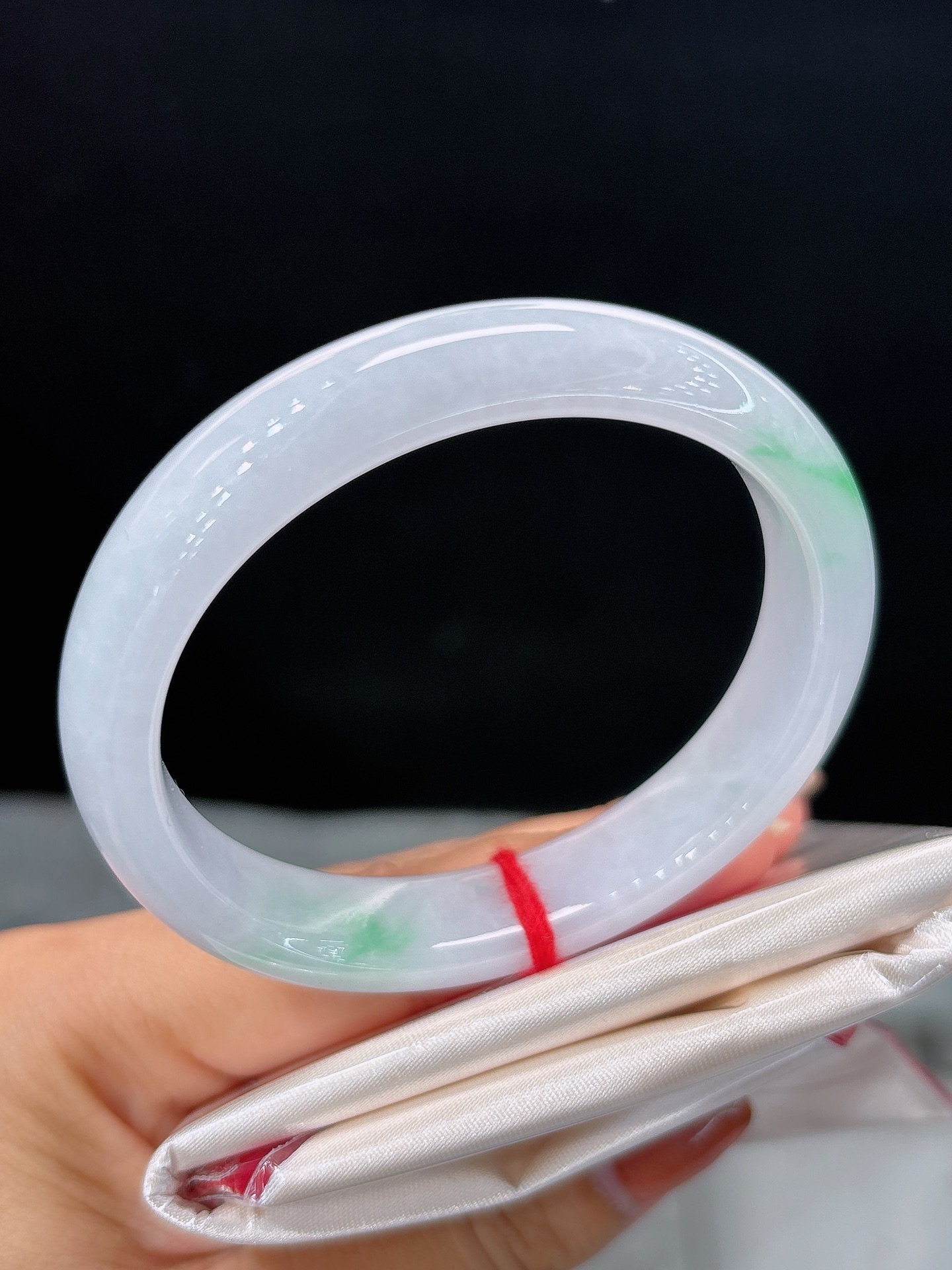 天然翡翠手镯，圈口53.8/12.1/7.7，贵妃粉紫柔底，点点翠色悠然散落，清灵淡雅，尽显温婉