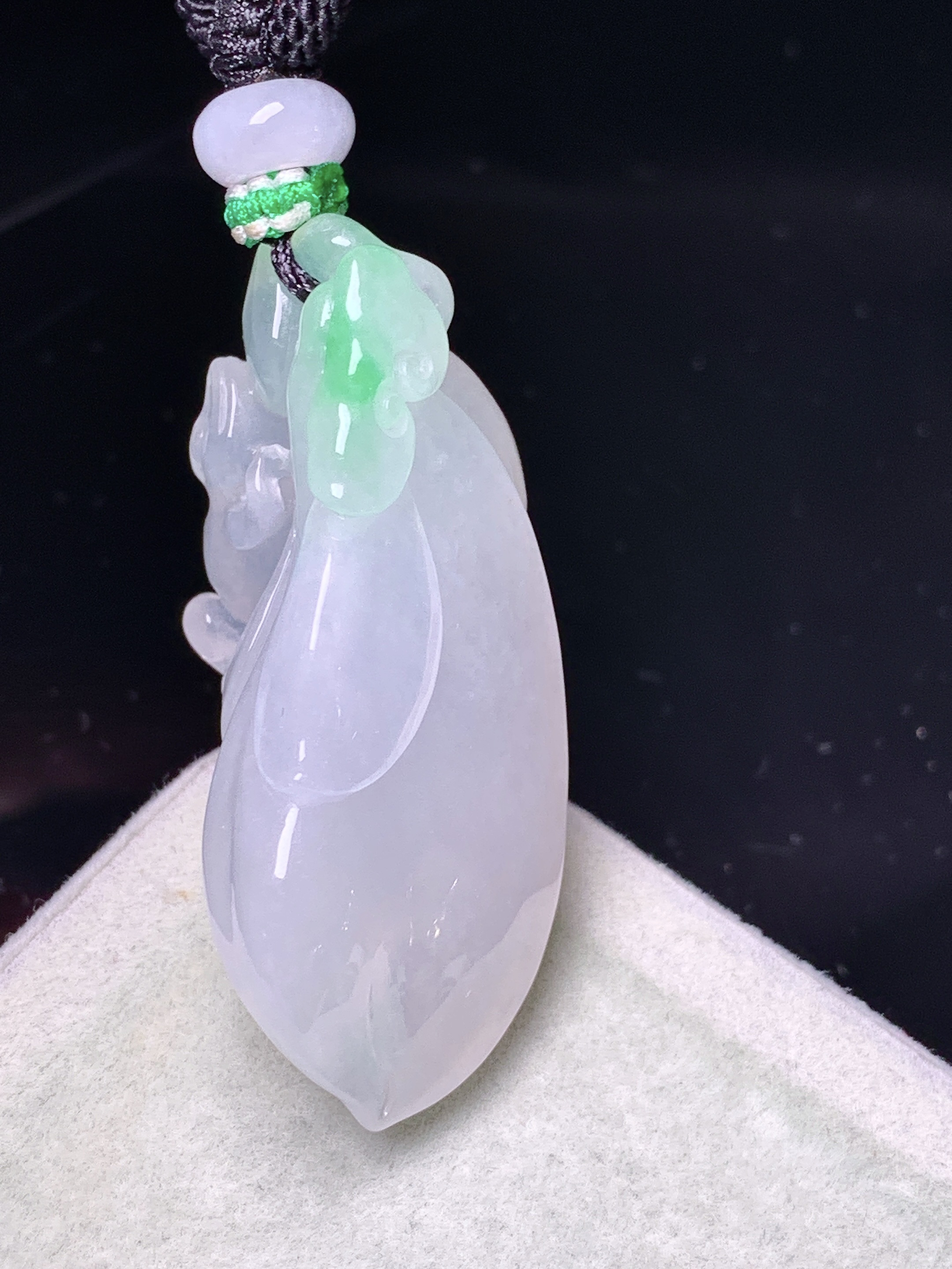 冰种兰花件吊坠 玉质细腻 色泽艳丽清新 水润亮眼 整体尺寸41.6*18.5*17.5 a5