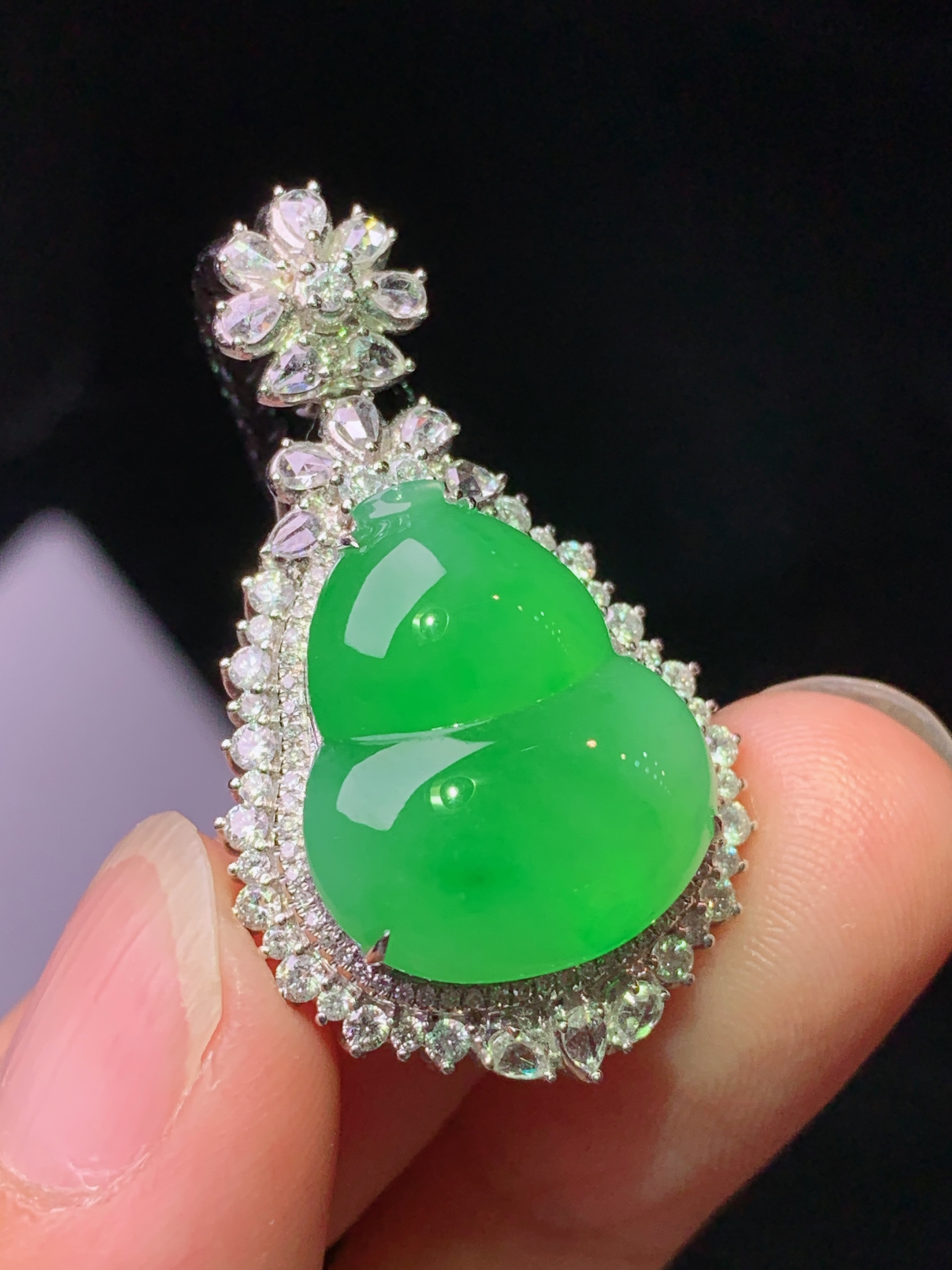 18k金钻镶嵌阳绿葫芦吊坠 玉质细腻 色泽艳丽清新 水润亮眼 整体尺寸34.8*20.2*13 e2