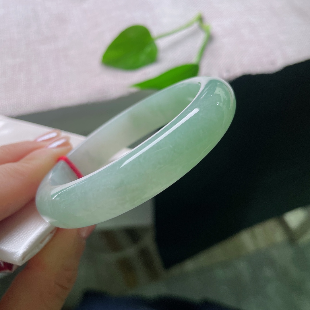 56/12.7/8.2，绿底正圈，无裂，温润又通透的质感，褪去浮华喧嚣，留下一份安静清爽的温柔。ss57837a