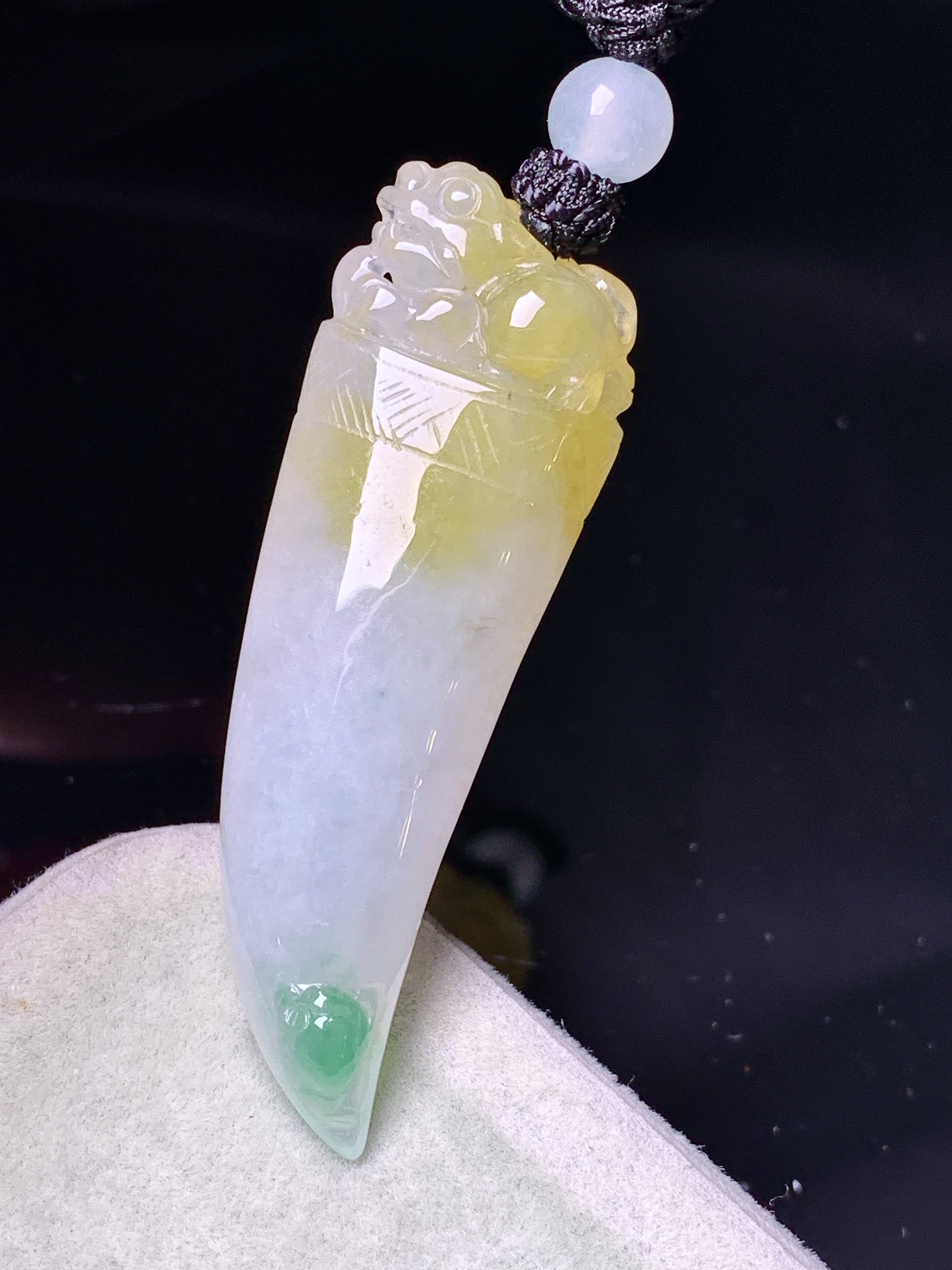 飘黄绿翡狼牙吊坠 玉质细腻 色泽艳丽清新 水润亮眼 整体尺寸45.2*15*9.2 a5