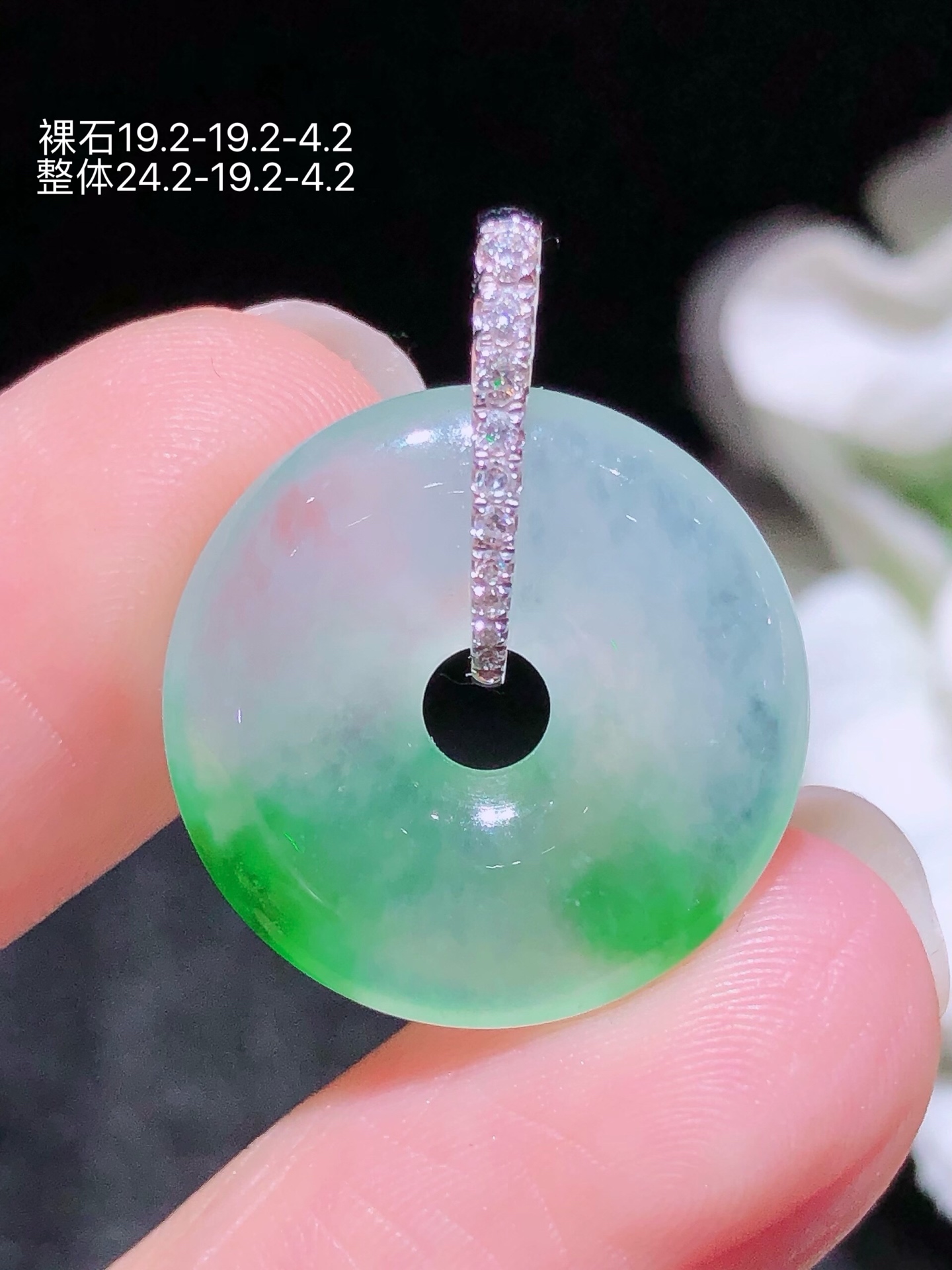 ️18K金镶 冰飘绿平安扣吊坠 无裂 水润色艳 品相饱满 配送银链苹果拍摄，实物更好看，19.2-19.2-4.2