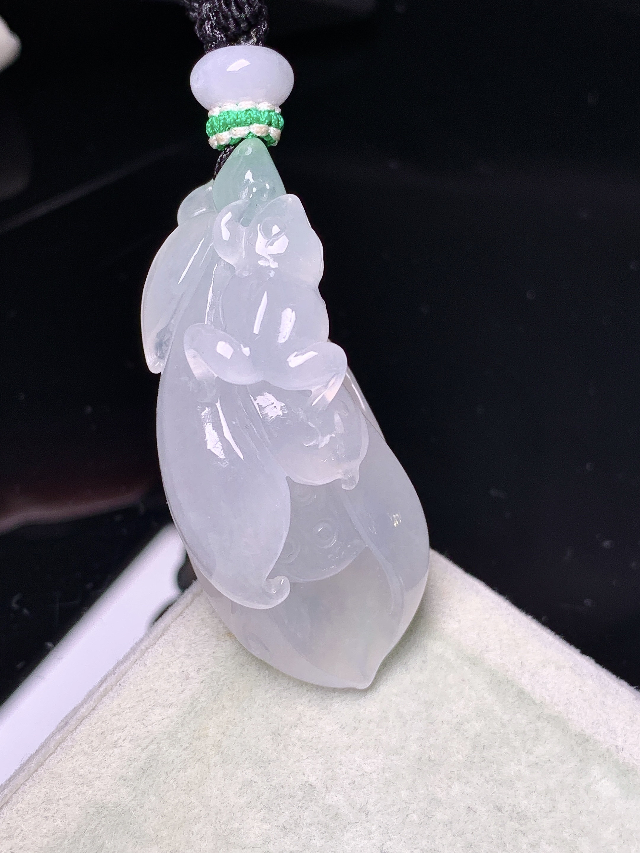 冰种兰花件吊坠 玉质细腻 色泽艳丽清新 水润亮眼 整体尺寸41.6*18.5*17.5 a5