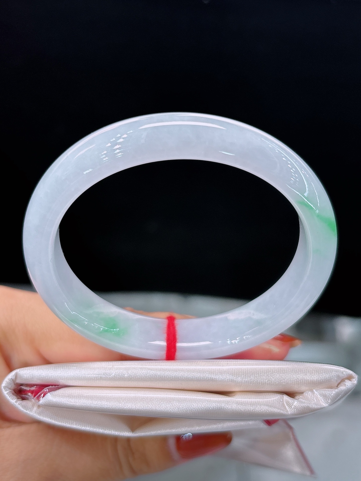 天然翡翠手镯，圈口53.8/12.1/7.7，贵妃粉紫柔底，点点翠色悠然散落，清灵淡雅，尽显温婉