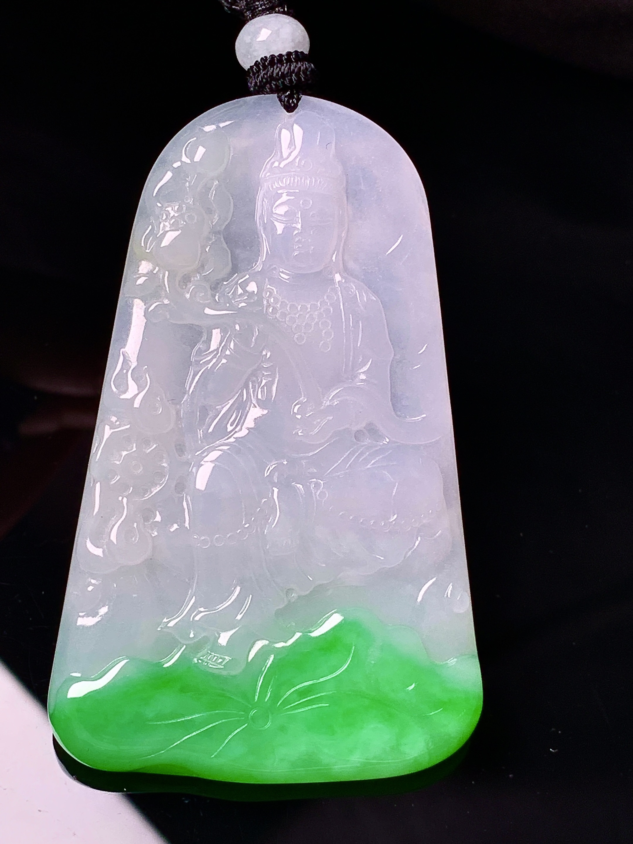 飘绿观音菩萨吊坠 玉质细腻 色泽艳丽清新 水润亮眼 整体尺寸61.2*38.3*5 w1