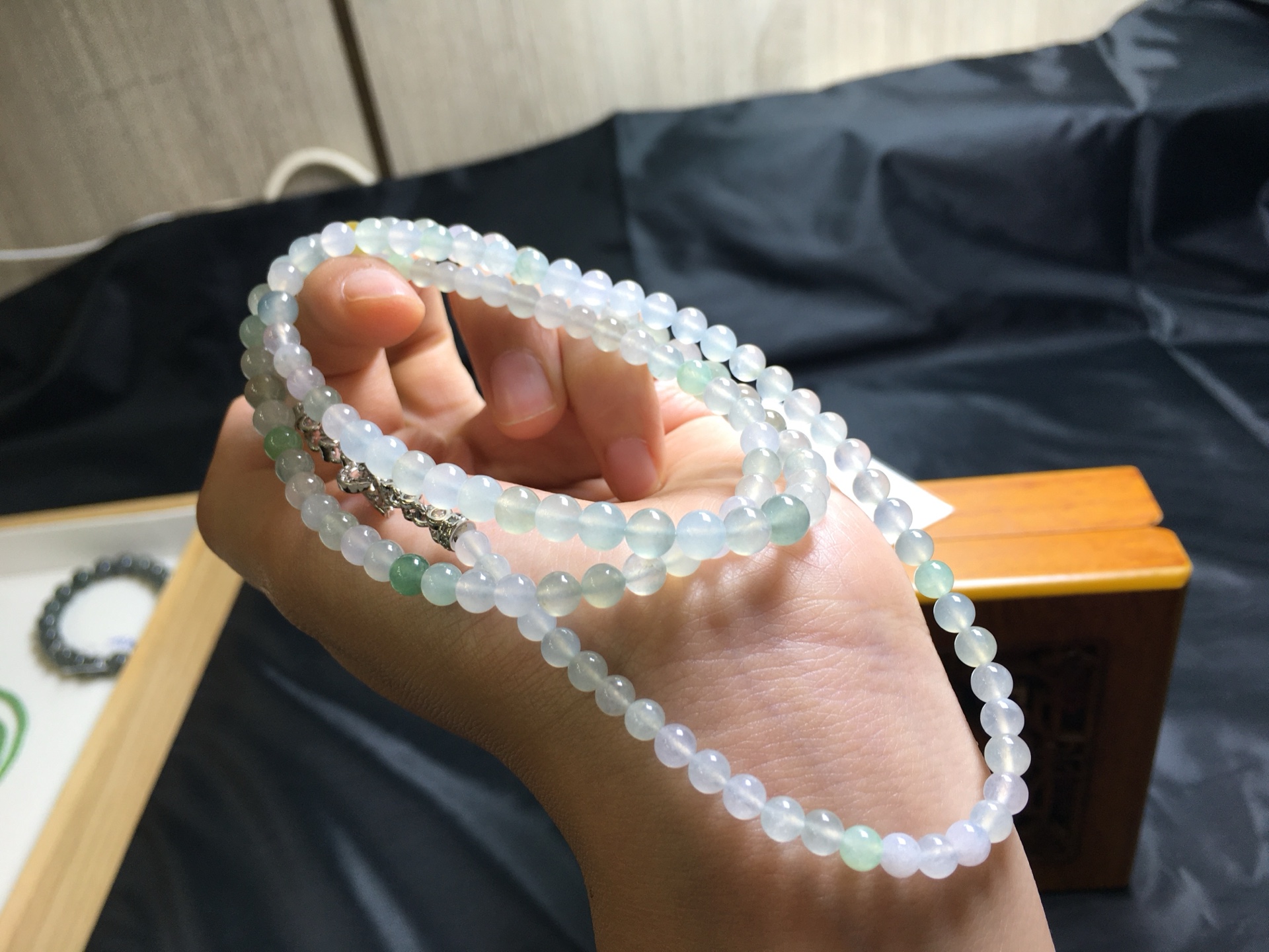 ️ 冰彩翡翠项链，卡4.3-5.9mm，135颗，种好，玉质细腻，冰彩，绕手四圈