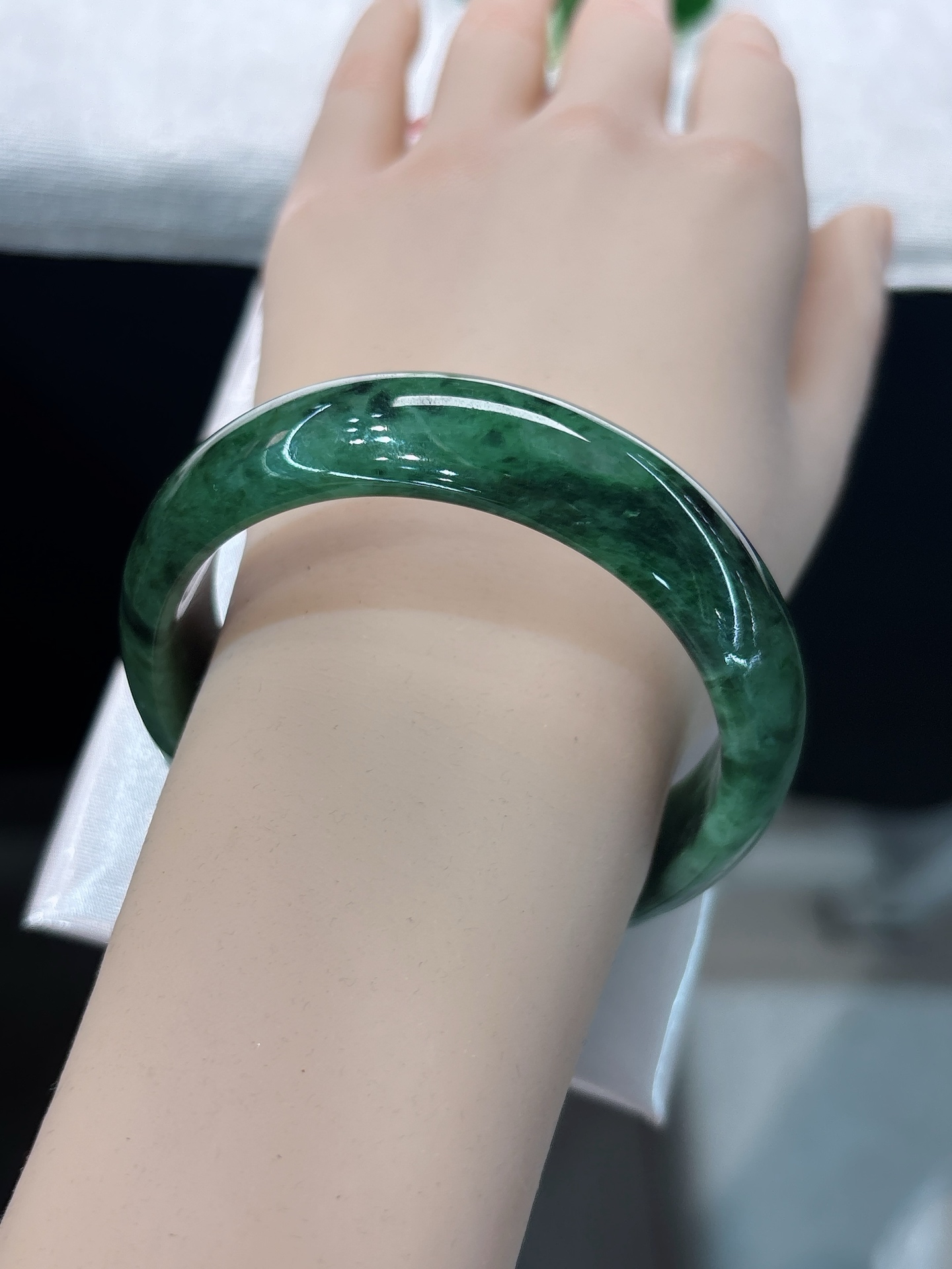 天然翡翠手镯，圈口56.8/15.8/8.4，正圈油润满绿飘墨花，似青山叠翠，翠色沉敛，宽版大气