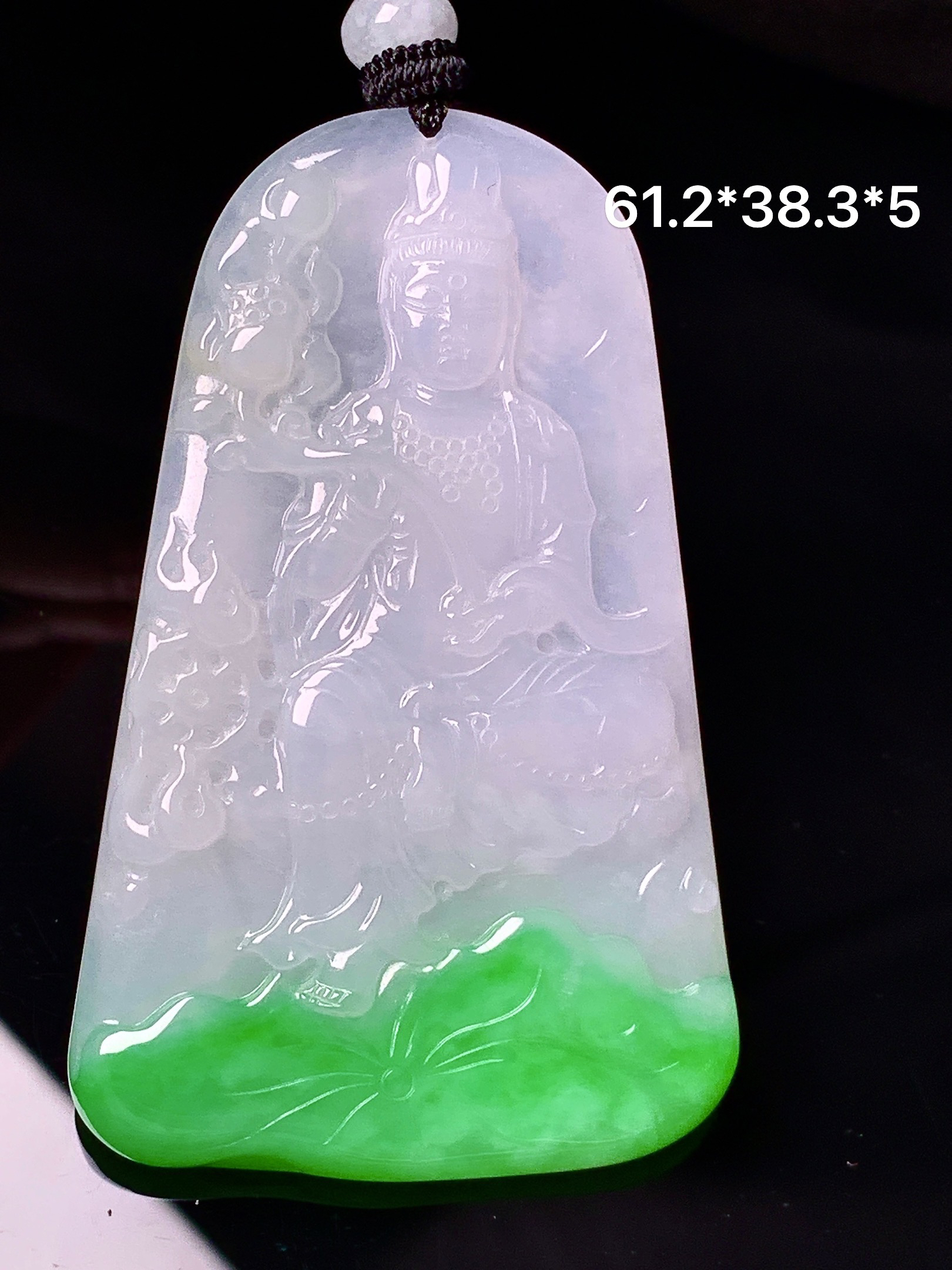 飘绿观音菩萨吊坠 玉质细腻 色泽艳丽清新 水润亮眼 整体尺寸61.2*38.3*5 w1