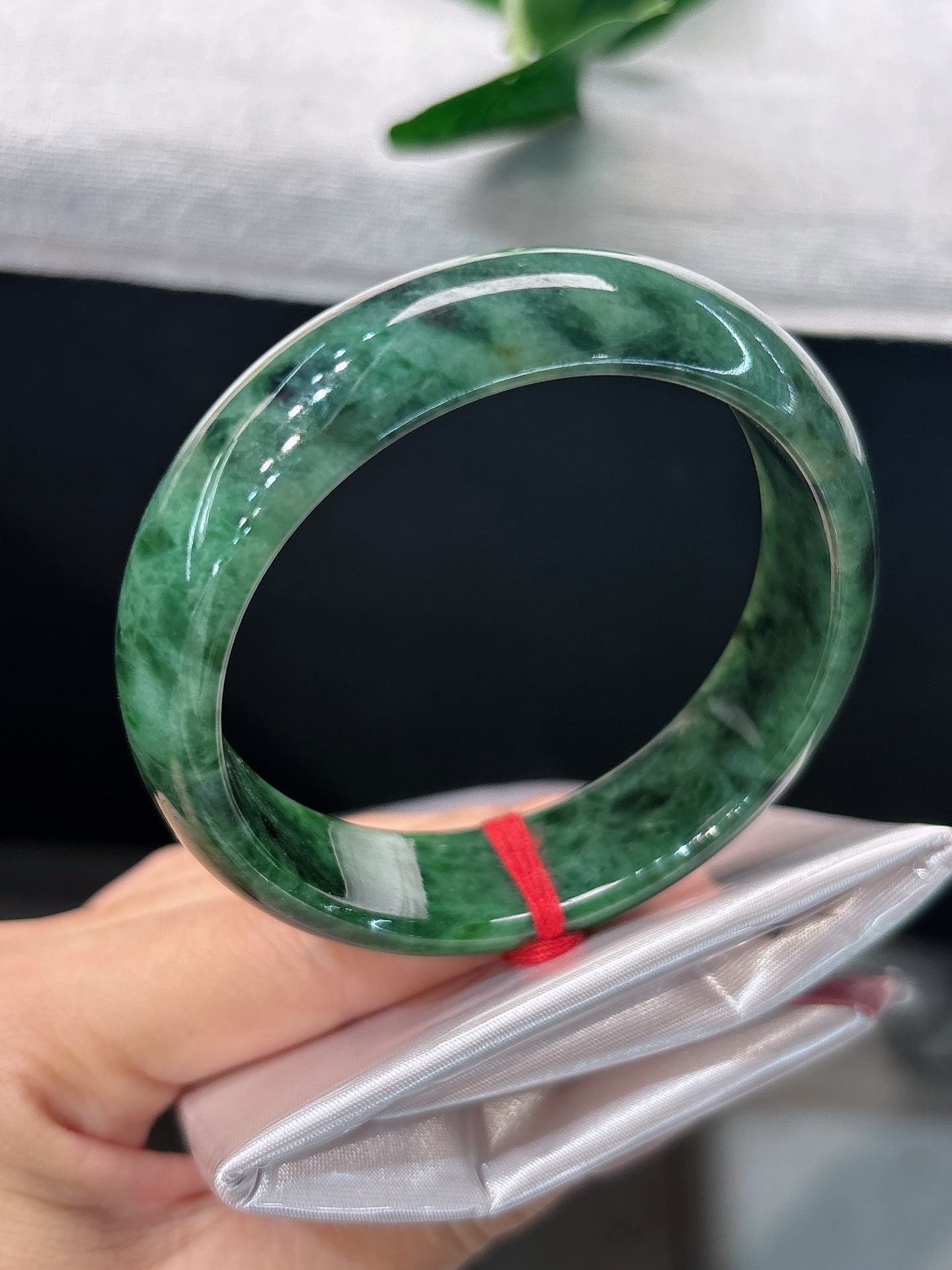 天然翡翠手镯，圈口56.8/15.8/8.4，正圈油润满绿飘墨花，似青山叠翠，翠色沉敛，宽版大气