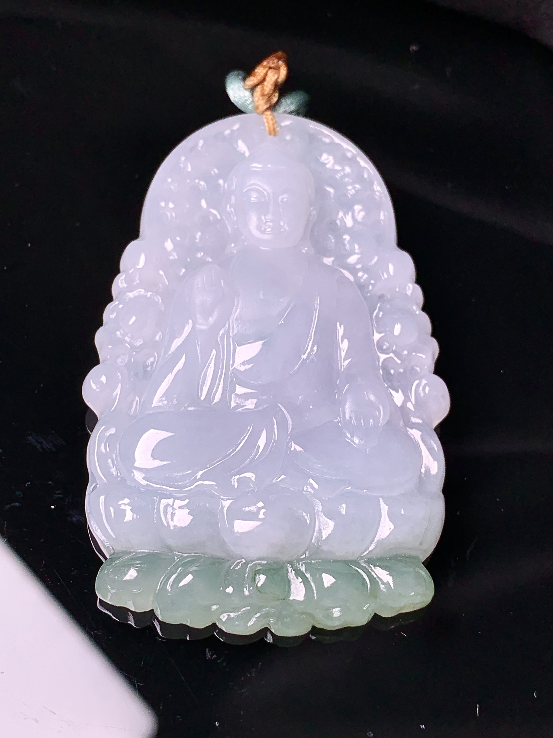 飘绿观音菩萨吊坠 玉质细腻 色泽艳丽清新 水润亮眼 整体尺寸51.8*33.3*5.8 b2