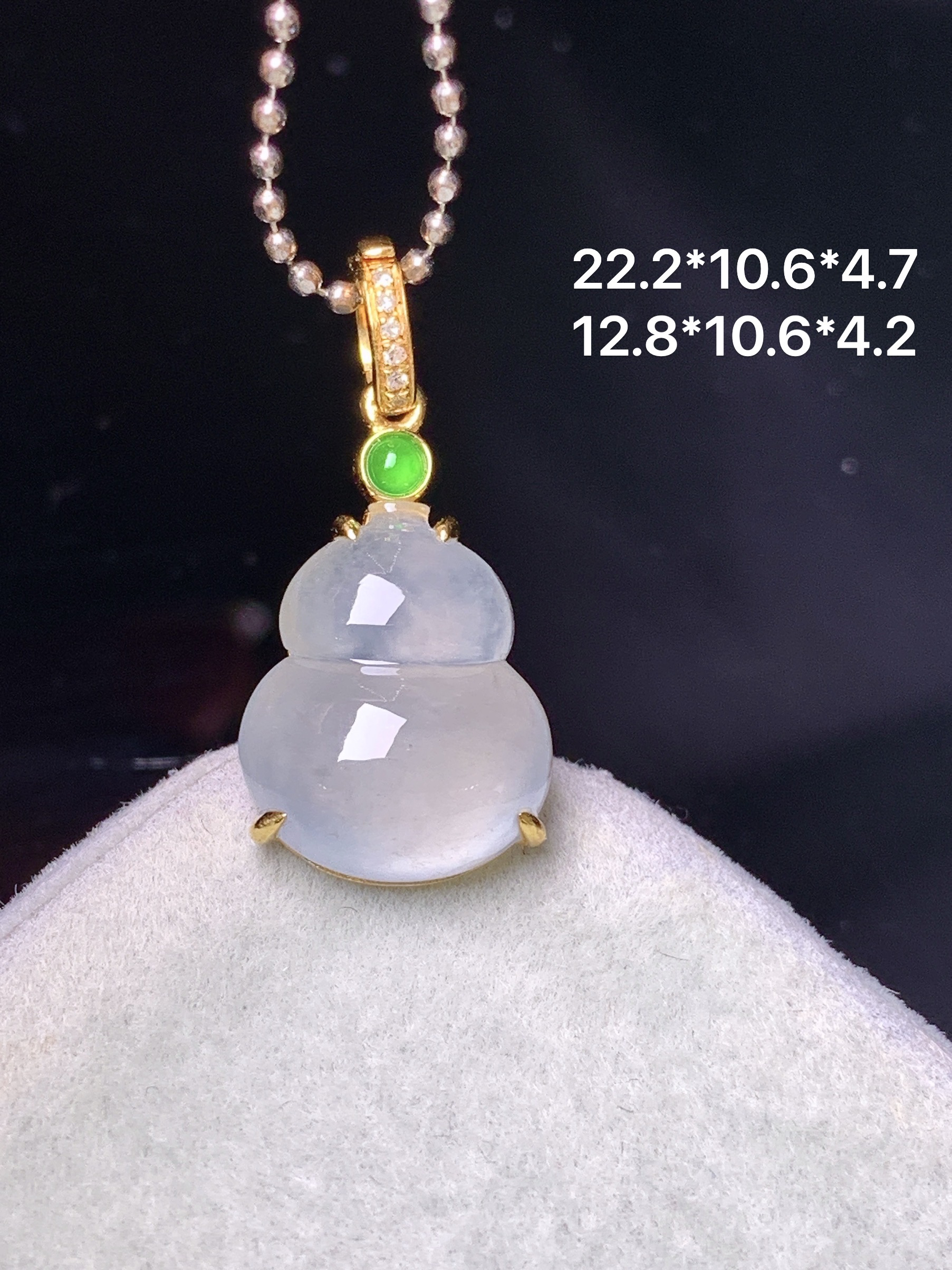 18k金钻镶嵌冰种葫芦吊坠 玉质细腻 色泽艳丽清新 水润亮眼 整体尺寸22.2*10.6*4.7 h6