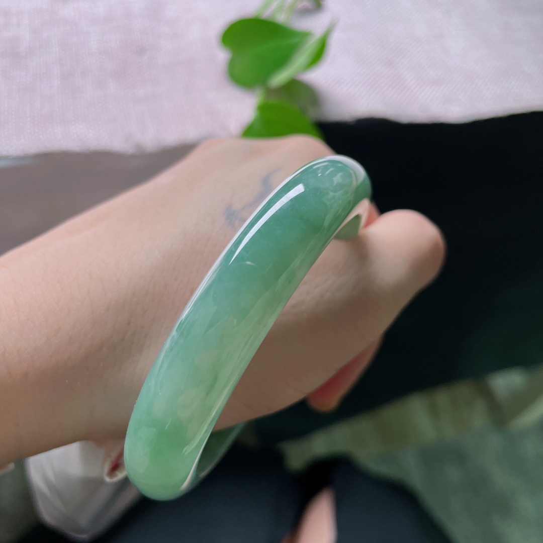 57/11.9/8.4，湖水绿飘黄翡正圈，一汪匀净湖青凝于宽厚玉镯，细腻柔光流转，素面简约尽显温润大气。ss54408a