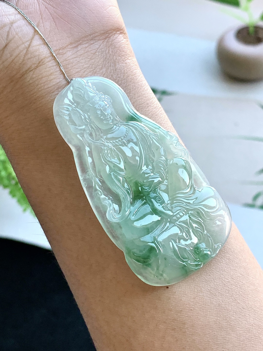 【裸石】️冰飘绿花大势至观音持莲观音牌吊坠 【说明】缅甸 性比高 厚装 飘花 【尺寸】65.8-3