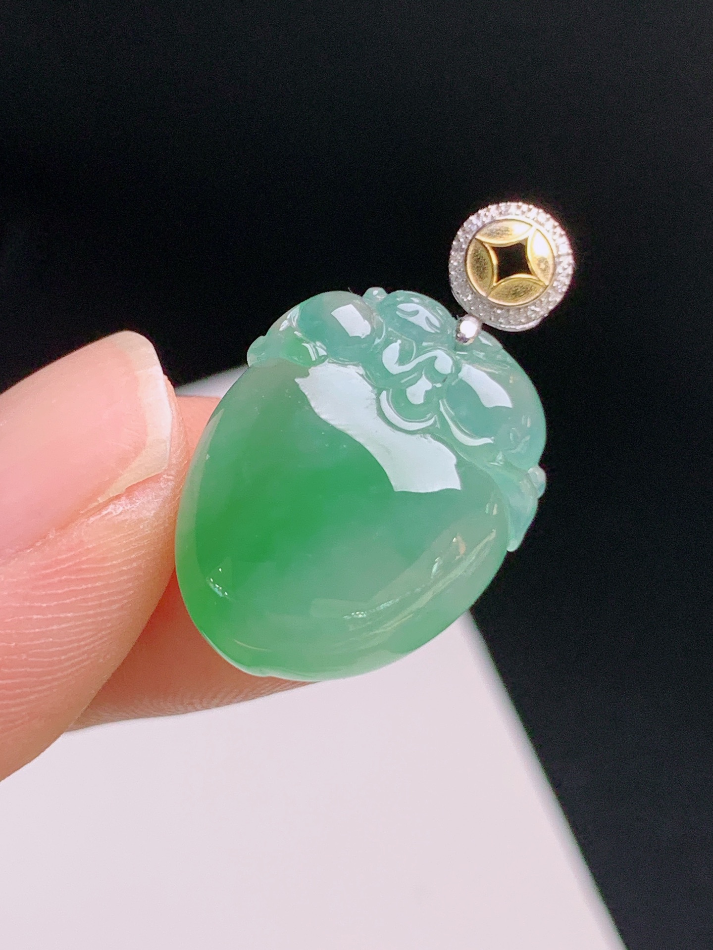 ️ 冰种阳绿福瓜吊坠，色泽鲜亮，玉质细腻，版型饱满，裸石18.7-15.2-5.625.2，531004