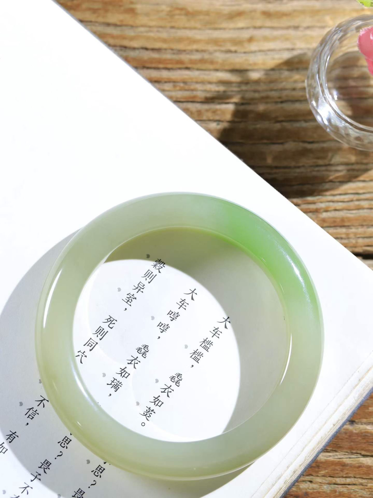 【翠色怡人.手镯】

收藏级臻品和田玉翠青手镯，精品超级美镯，玉质细腻饱满，️温润脂香，仙雾缥缈