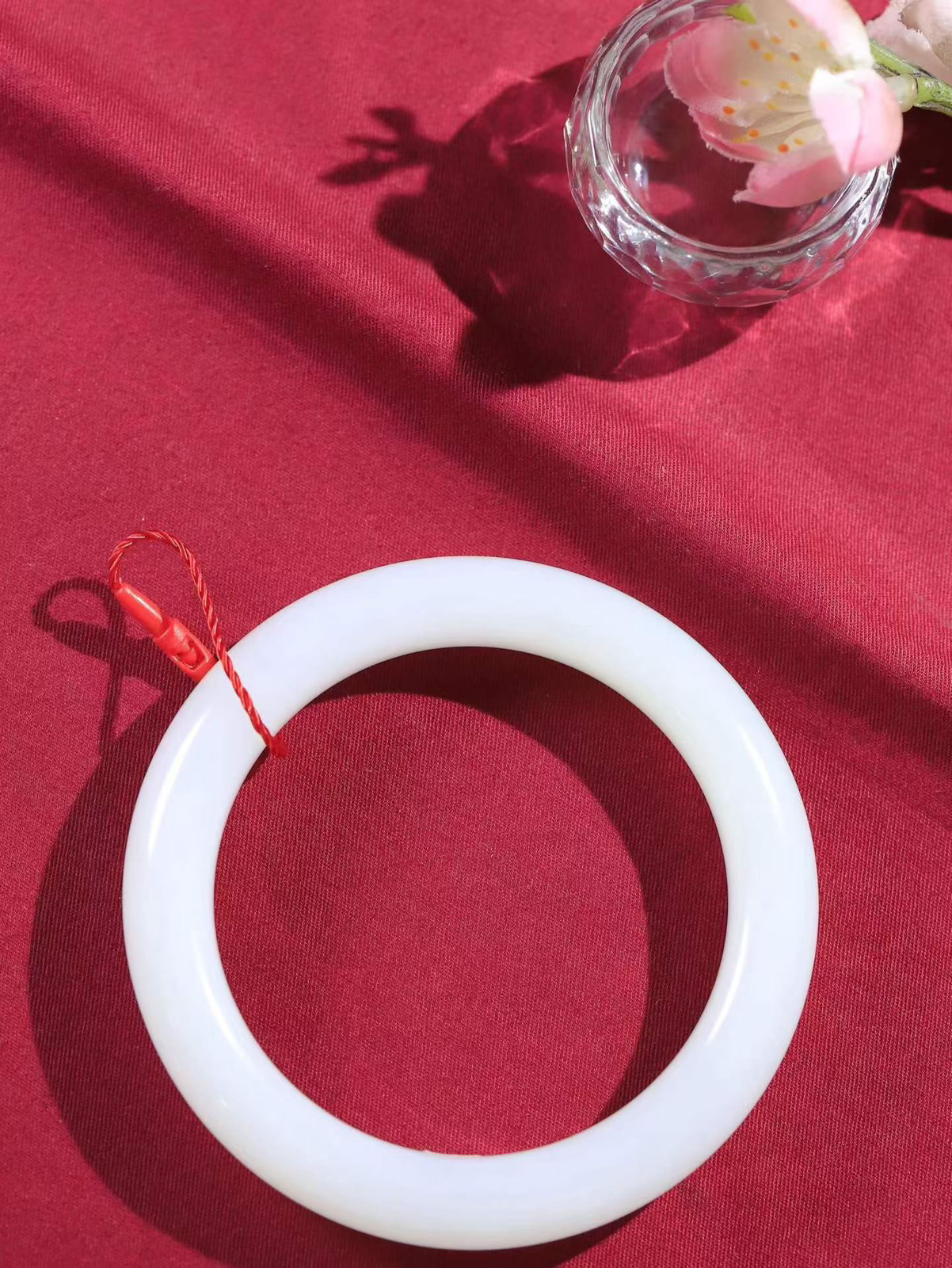 【花样年华·手镯】

精品️和田玉白玉手镯，质地油润细腻，色泽高贵典雅，镯型古朴典雅。在诗情画意的雨巷相遇，你是我腕间的一抹风情，有你眸有深情，清风荡漾湖间静水，我愿俯身低眉，在烟波涟漪处，寻你深情倩影。内径59.5mm尺寸11.7-10.3mm 重65.43克fDy-78901141