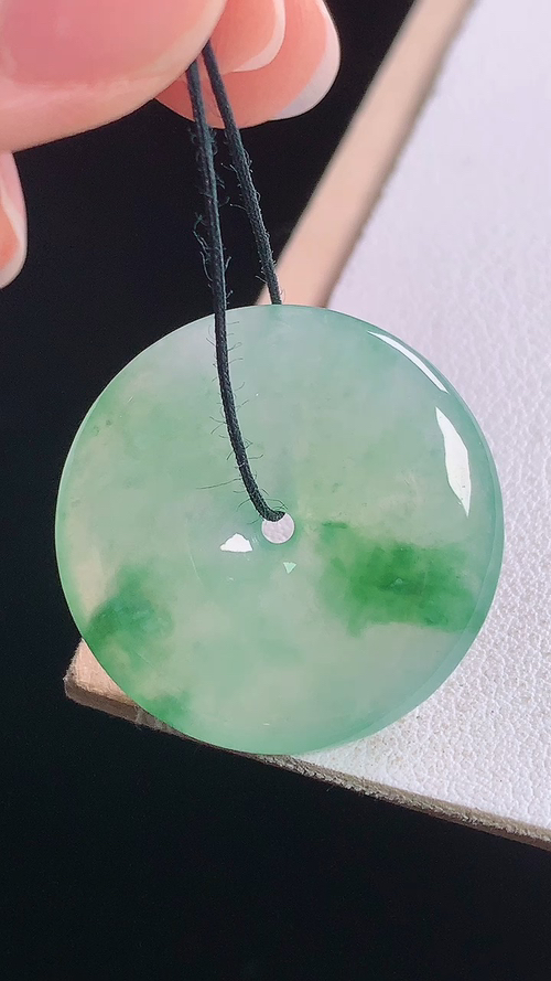️冰飘绿平安扣，无裂，尺寸:25.9-4.4mm 4