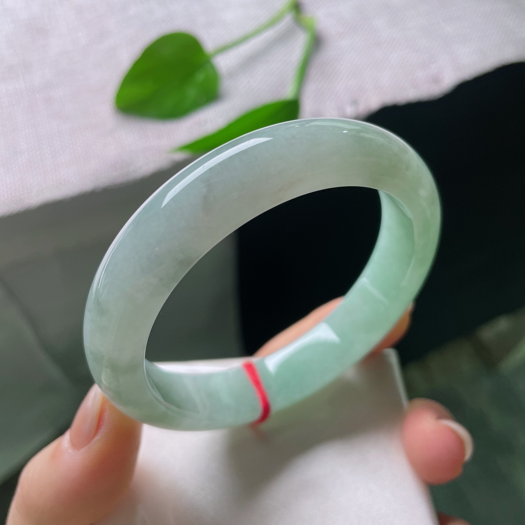 56/12.7/8.2，绿底正圈，无裂，温润又通透的质感，褪去浮华喧嚣，留下一份安静清爽的温柔。ss57837a