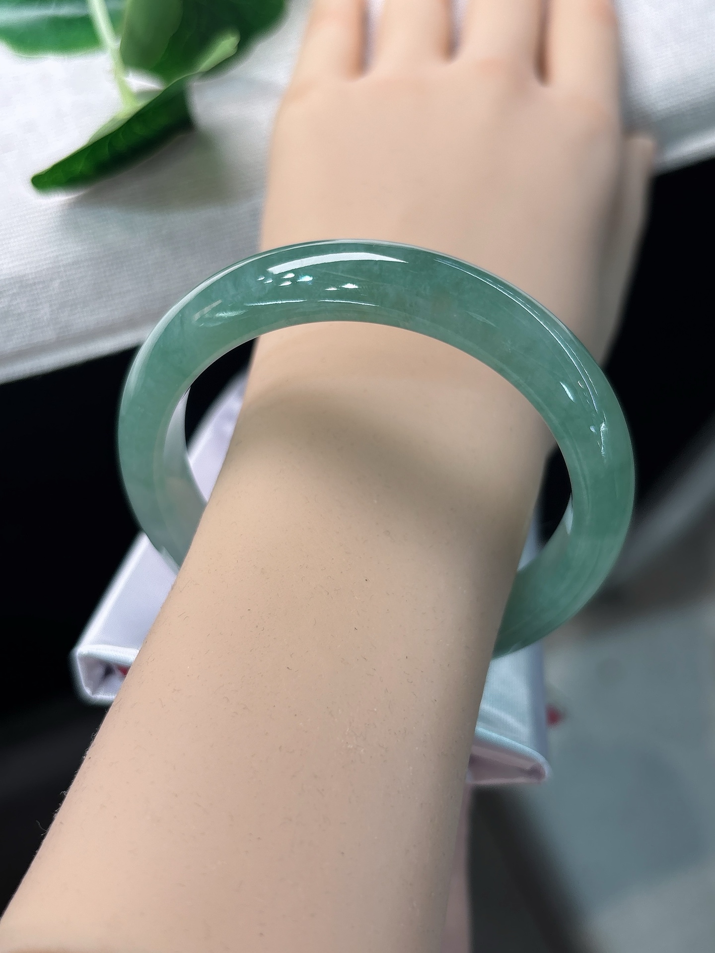 天然翡翠手镯，圈口57.3/12.1/8.3，正圈湖绿柔底，似一汪碧水凝于镯间，莹润通透，清雅淡然