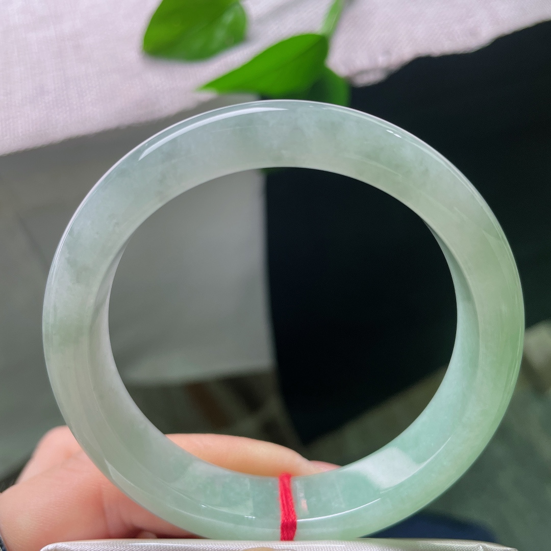 56/12.7/8.2，绿底正圈，无裂，温润又通透的质感，褪去浮华喧嚣，留下一份安静清爽的温柔。ss