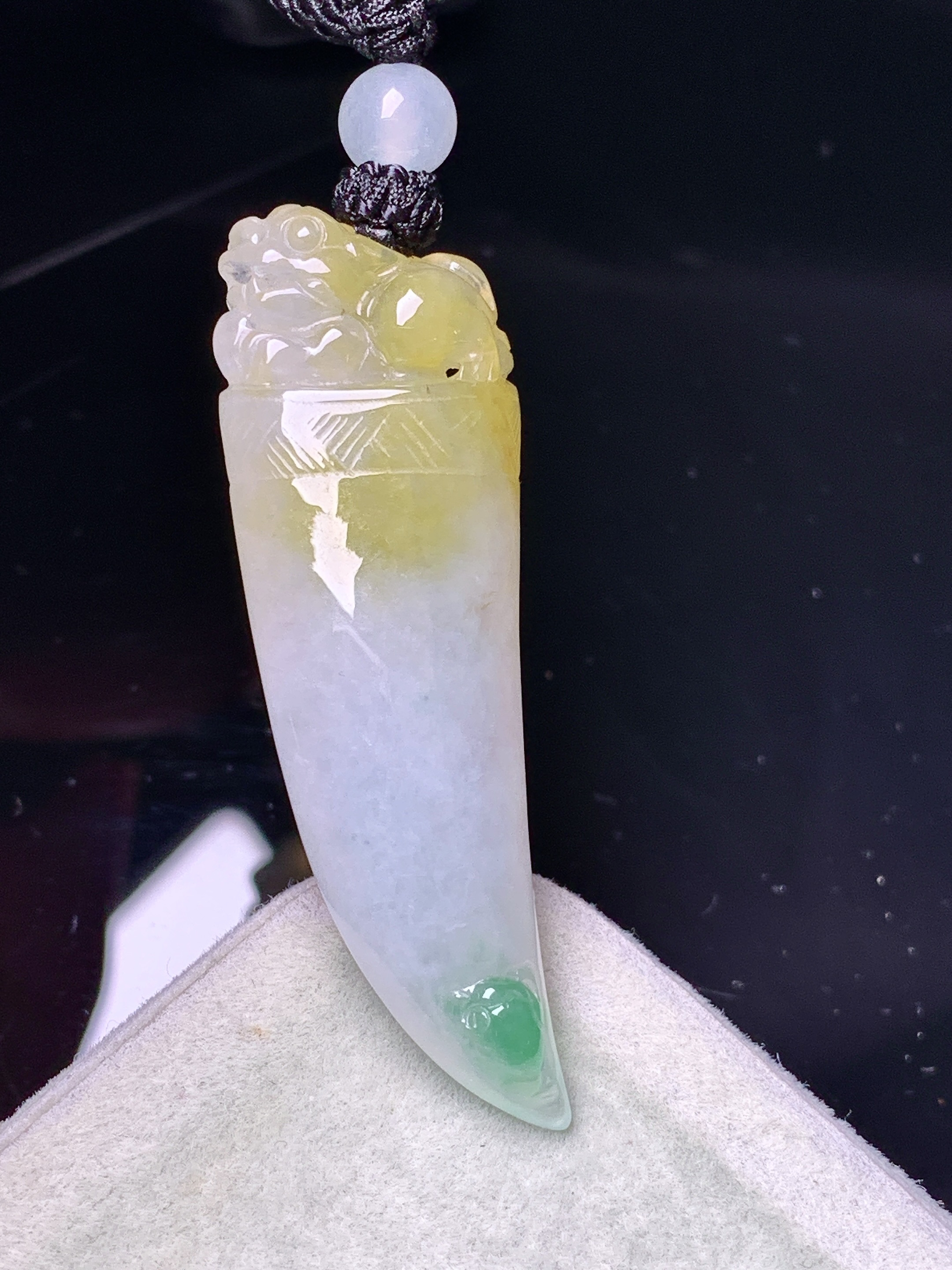 飘黄绿翡狼牙吊坠 玉质细腻 色泽艳丽清新 水润亮眼 整体尺寸45.2*15*9.2 a5