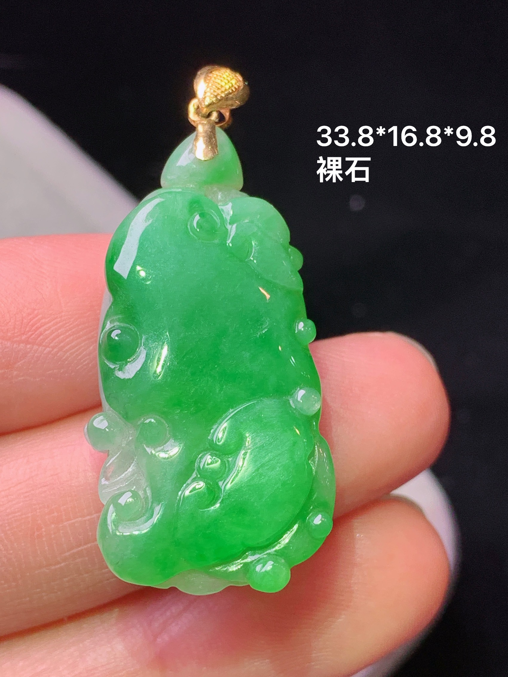 18k金镶嵌阳绿如意吊坠 玉质细腻 色泽艳丽清新 水润亮眼 裸石尺寸33.8*16.8*9.8 a5
