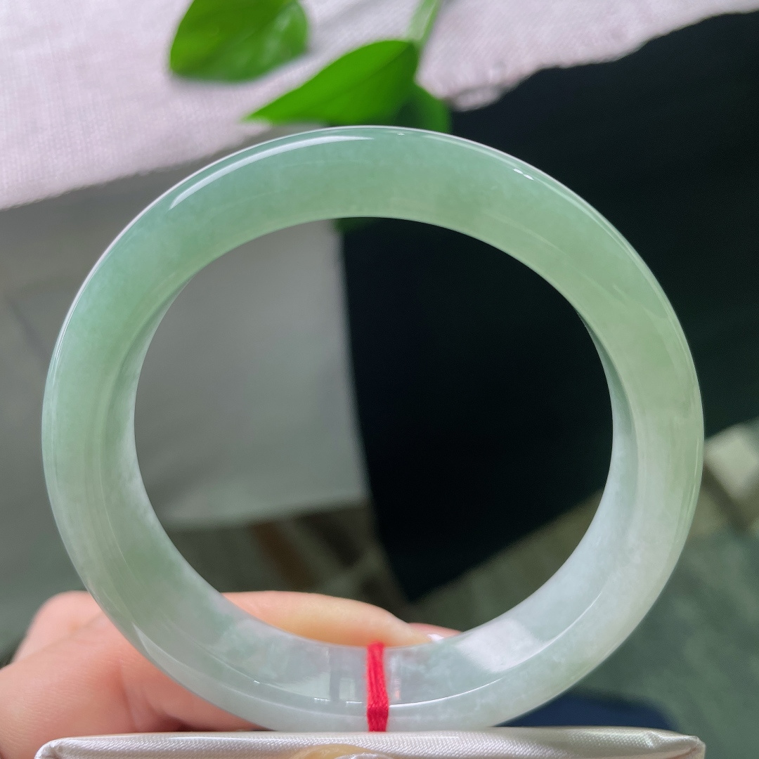 56/12.7/8.2，绿底正圈，无裂，温润又通透的质感，褪去浮华喧嚣，留下一份安静清爽的温柔。ss