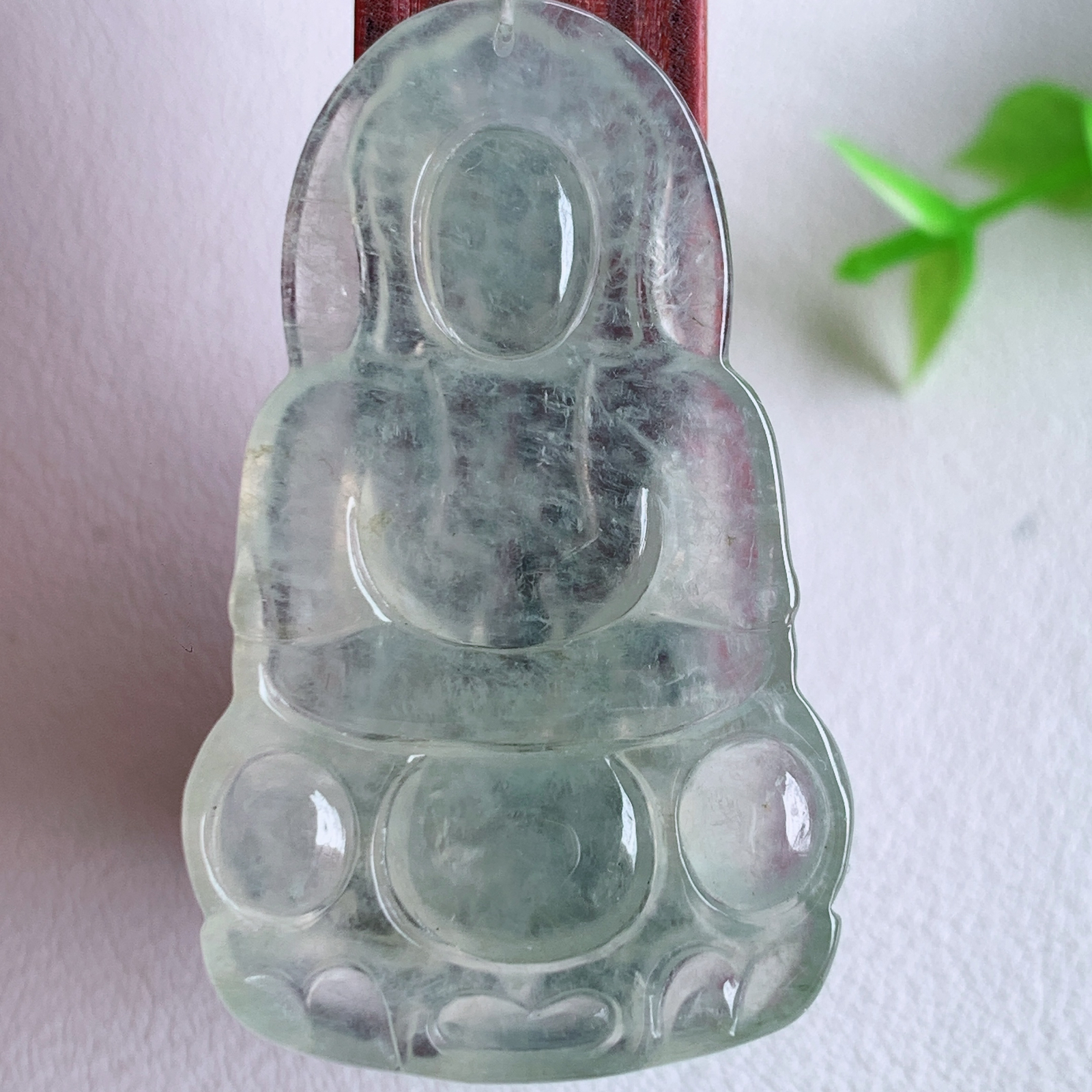 冰润精雕观音吊坠，法相端庄大气，工艺精湛，种色浓郁，细腻饱满冰润，种老水足，收藏佳品，佩戴大气  W03.3  尺寸：41.3-25-4.6mm