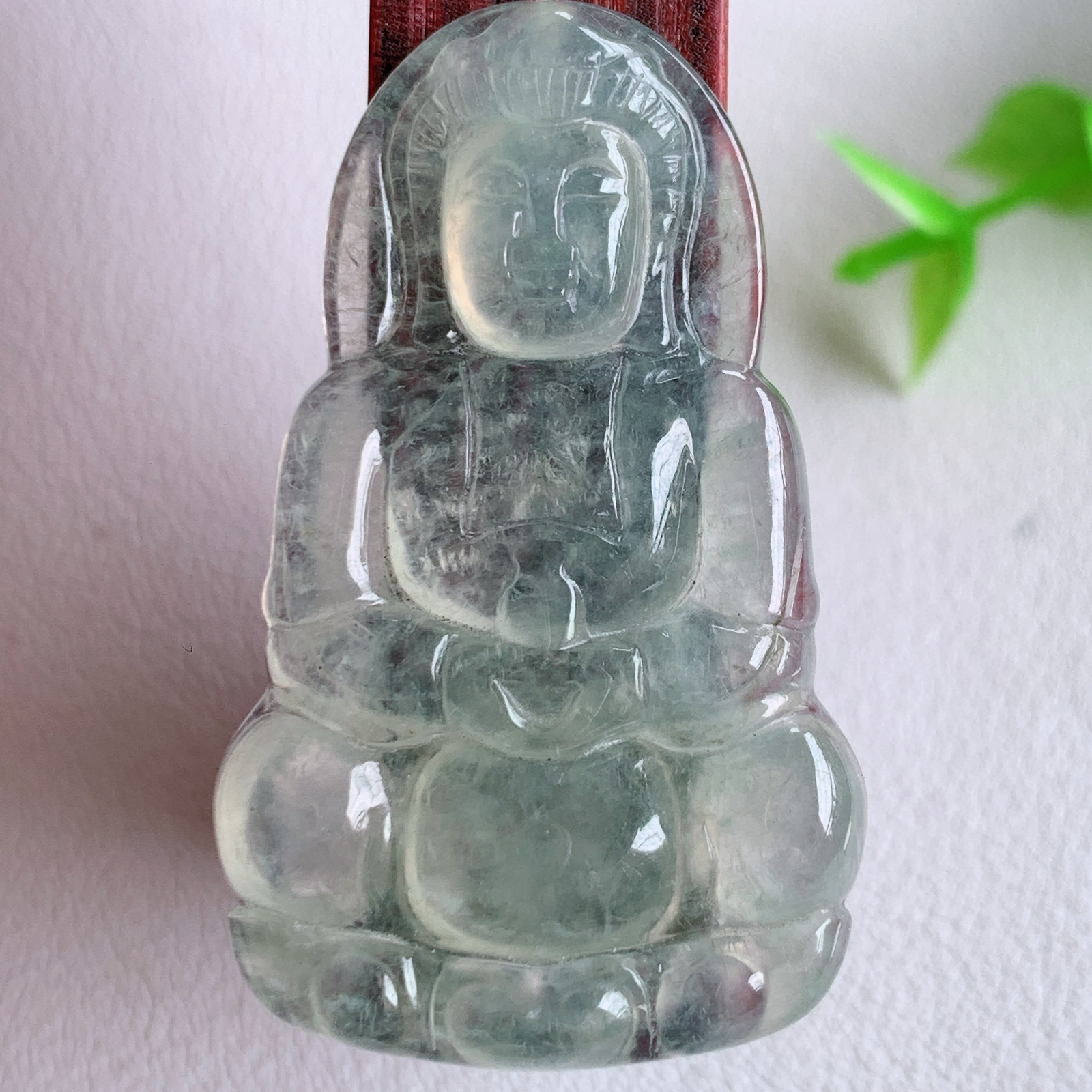 冰润精雕观音吊坠，法相端庄大气，工艺精湛，种色浓郁，细腻饱满冰润，种老水足，收藏佳品，佩戴大气  W03.3  尺寸：41.3-25-4.6mm