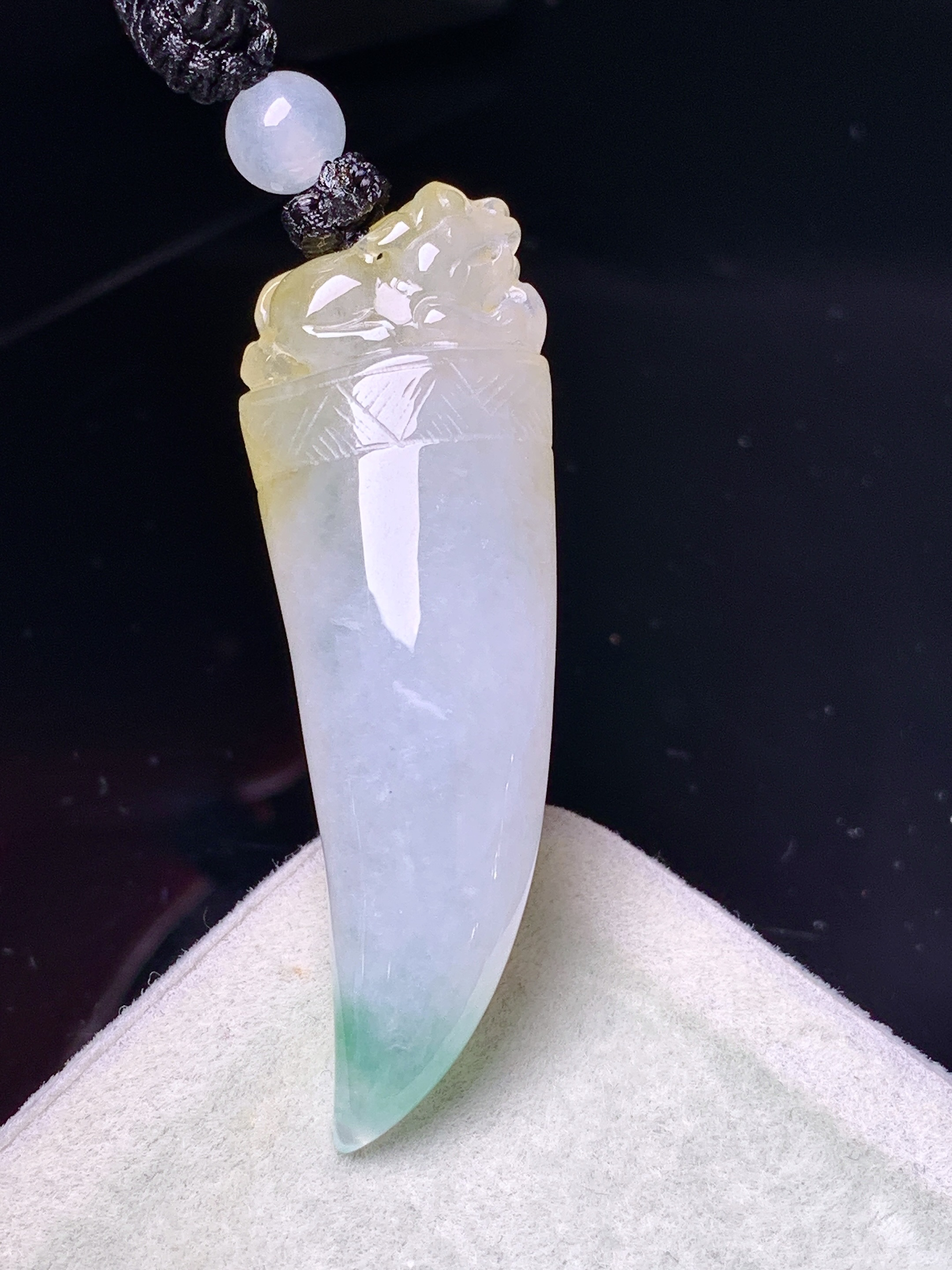飘黄绿翡狼牙吊坠 玉质细腻 色泽艳丽清新 水润亮眼 整体尺寸45.2*15*9.2 a5