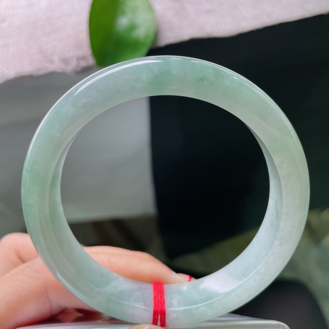 55.7/12.1/8.3，飘花正圈，无裂，清润浅翠温婉柔和，上手尽显恬静雅致的淑女气质。ss571