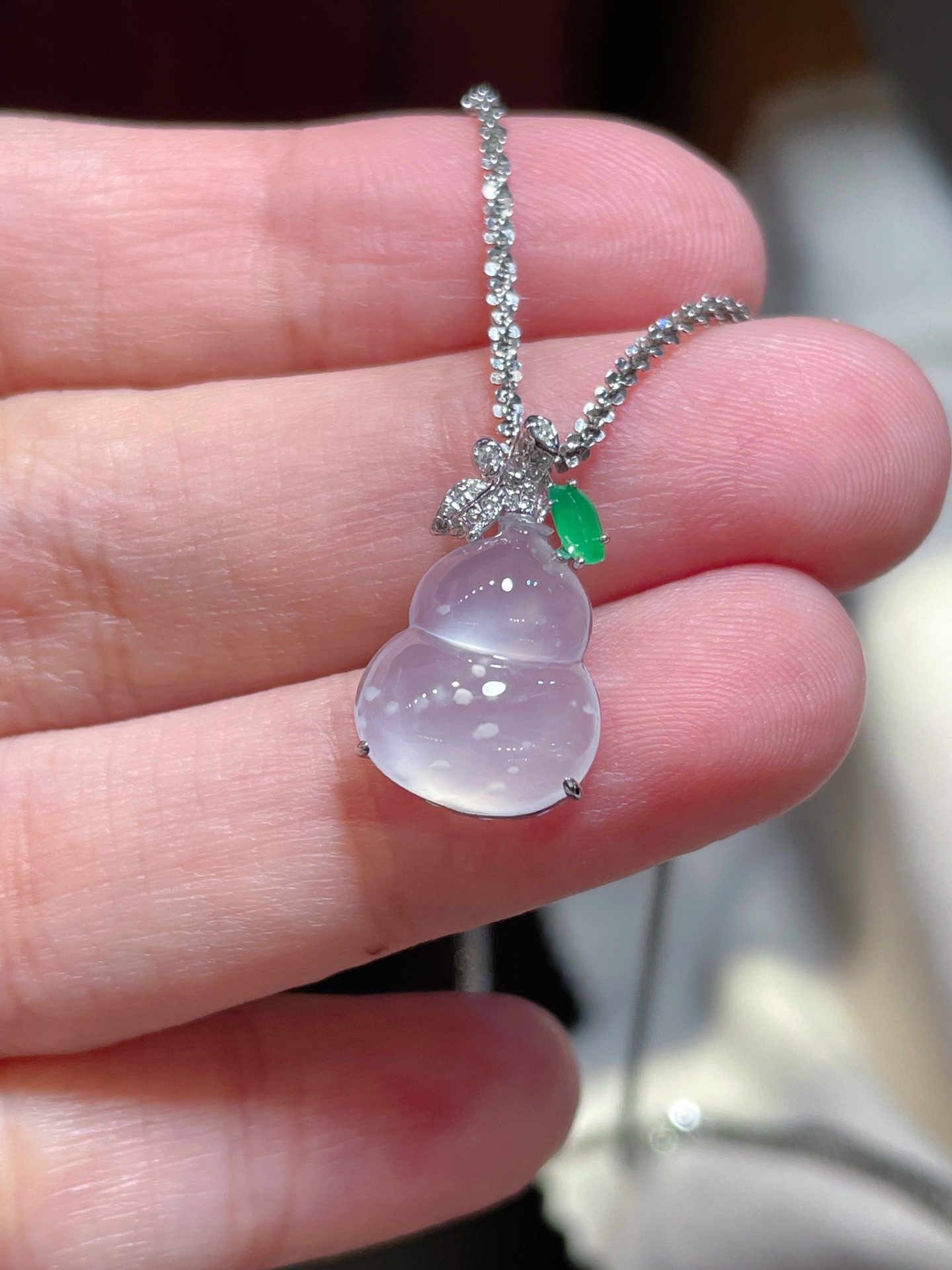 ️翡翠冰种葫芦吊坠，起荧光，种水好好，裸石很饱满，专挑好品相，18k镶嵌，13.1-11-4.2