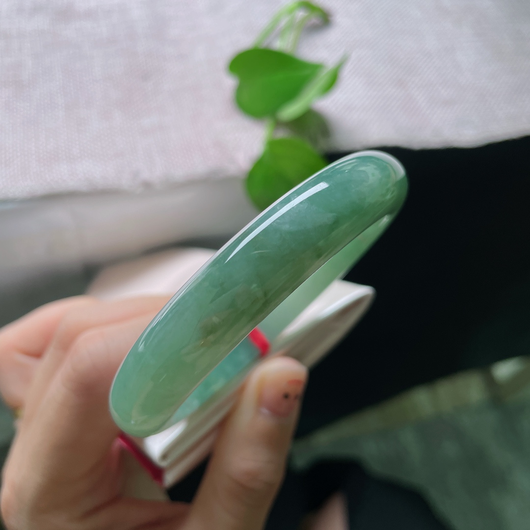 57/11.9/8.4，湖水绿飘黄翡正圈，一汪匀净湖青凝于宽厚玉镯，细腻柔光流转，素面简约尽显温润大气。ss54408a