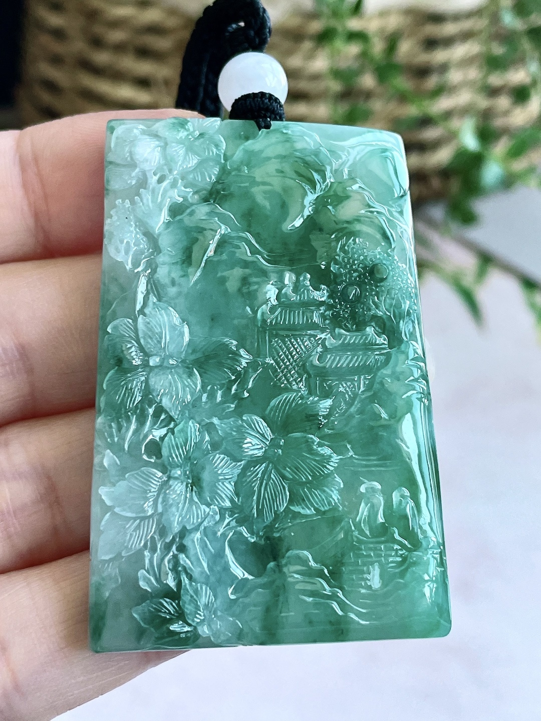 【裸石】冰种飘花花开富贵牌吊坠 【说明】缅甸 无裂 性比高 厚装老子出关 【尺寸】56.8-37.3-6.2 【重量】35.5克