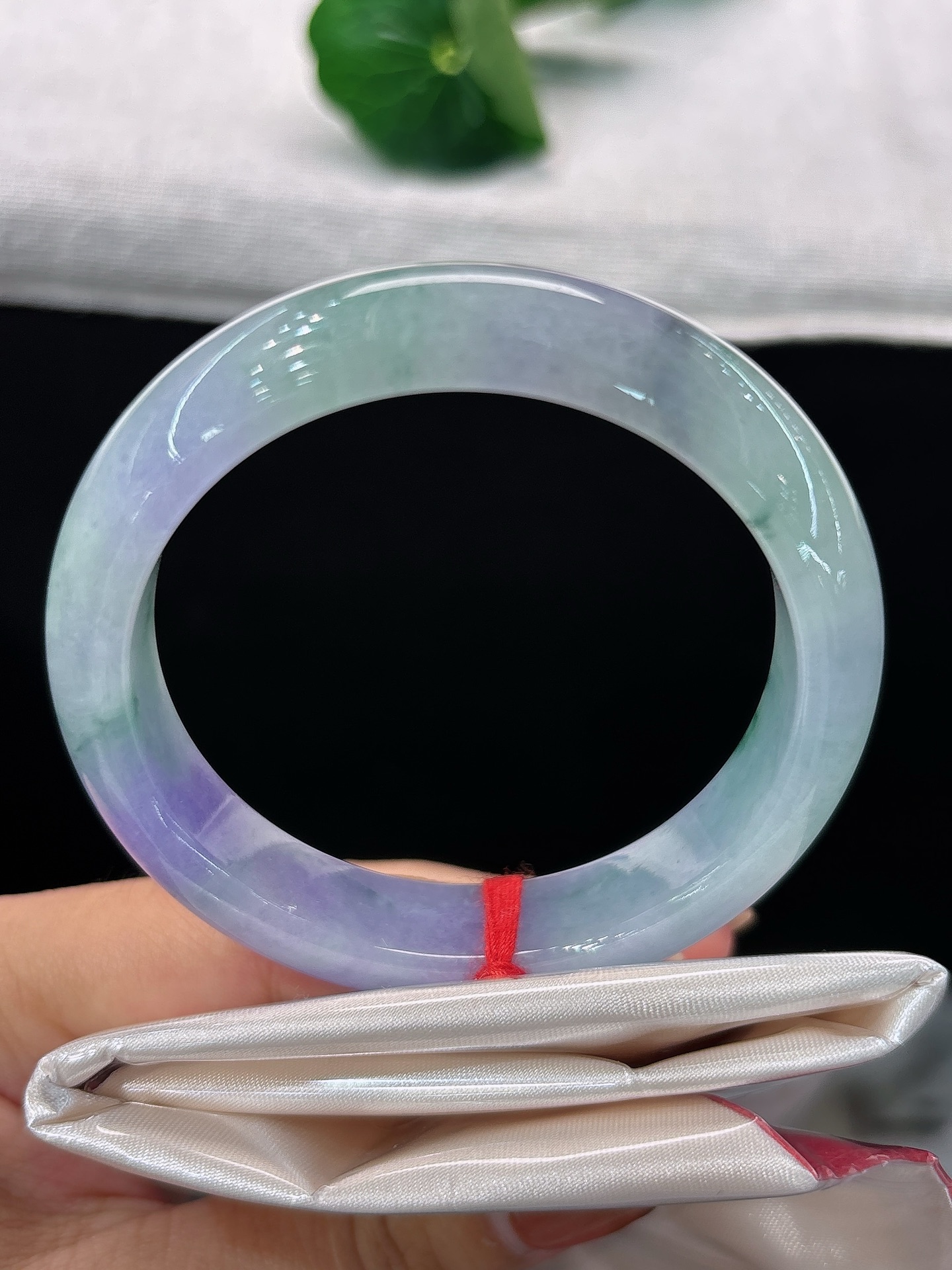 天然翡翠手镯，圈口53/11.8/8.2，正圈紫绿相映，如烟霞漫染玉肌，色调浪漫柔和，自带温婉的风情，无裂