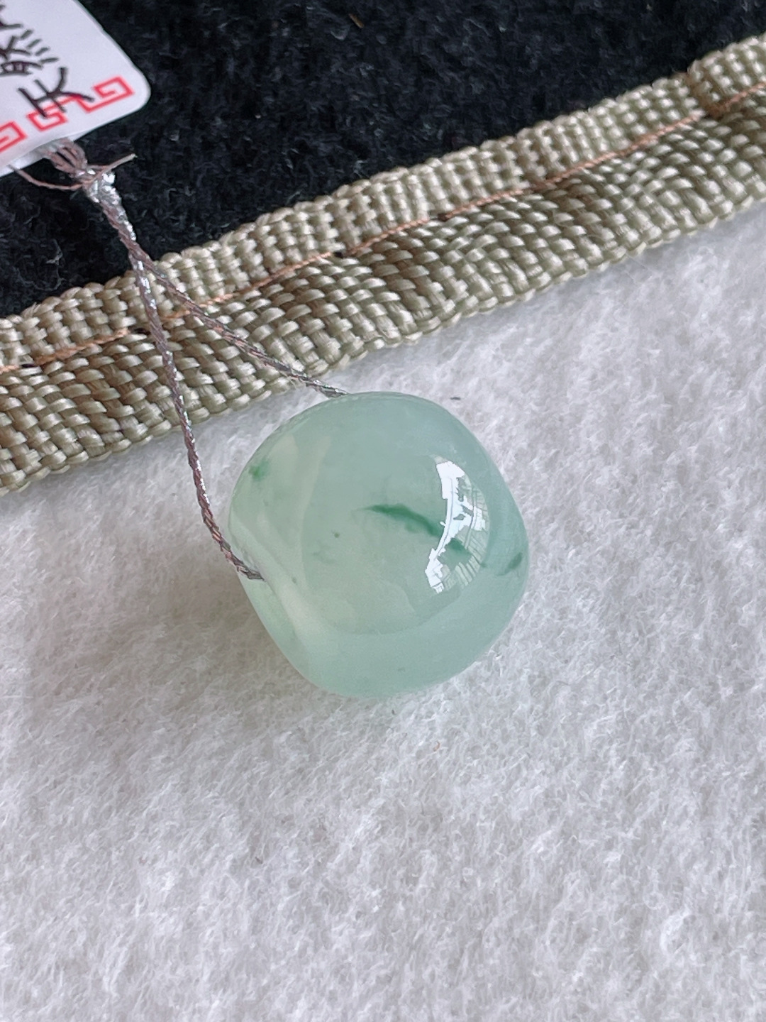 ️，缅甸天然翡翠A货，冰种飘花路路通单珠，尺寸：14.8-12.3mm。【编4056】